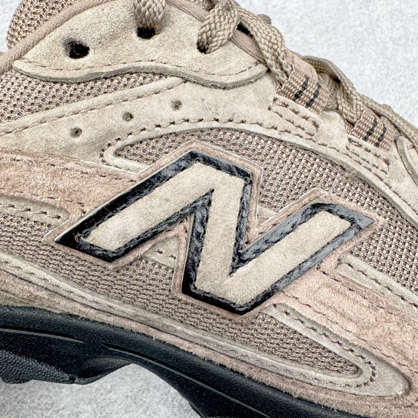 图片[11]-＃M纯原 New Balance U204L3K9 NB新百伦新款舒适百搭耐磨轻便低帮生活休闲鞋 男女同款 CNY马年限定 原档数据独立私模大底 唯一正确三层组合大底 特高弹切片加持 百分百还原原鞋脚感 NB市场最强产物 防伪原标全套原楦原纸板原厂数据开发 全鞋电脑针车加持 原厂网布 原装进口头层翻毛皮料正确绒感卡色 正确中底拉帮中底网布细节 匠心打造 耗时两个月开发完成 工艺极其复杂难度可想而知 高端零售专供产物 尺码：36 37 37.5 38 38.5 39.5 40 40.5 41.5 42 42.5 43 44 44.5 45 45.5 46.5 47-选品中心