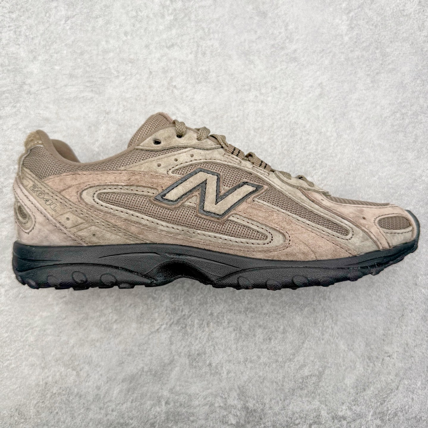 ＃M纯原 New Balance U204L3K9 NB新百伦新款舒适百搭耐磨轻便低帮生活休闲鞋 男女同款 CNY马年限定 原档数据独立私模大底 唯一正确三层组合大底 特高弹切片加持 百分百还原原鞋脚感 NB市场最强产物 防伪原标全套原楦原纸板原厂数据开发 全鞋电脑针车加持 原厂网布 原装进口头层翻毛皮料正确绒感卡色 正确中底拉帮中底网布细节 匠心打造 耗时两个月开发完成 工艺极其复杂难度可想而知 高端零售专供产物 尺码：36 37 37.5 38 38.5 39.5 40 40.5 41.5 42 42.5 43 44 44.5 45 45.5 46.5 47-选品中心