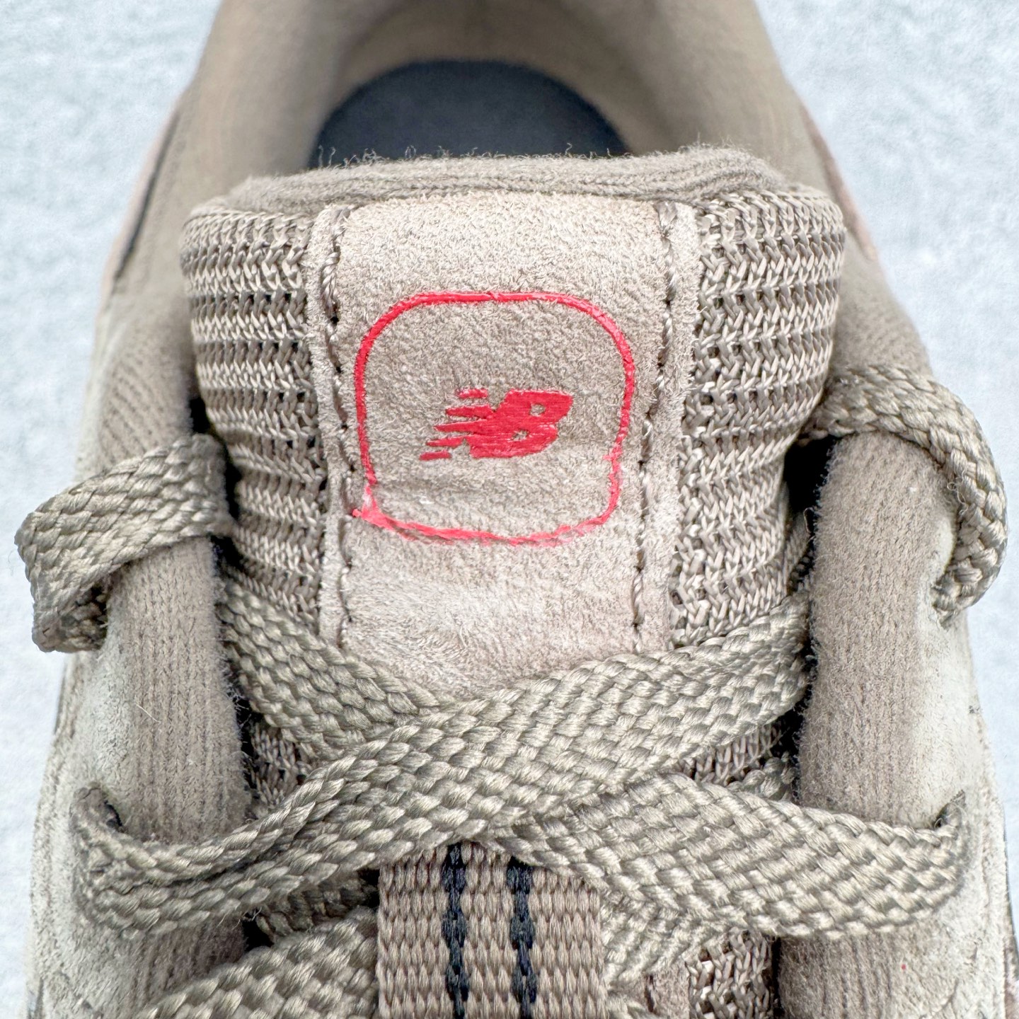 图片[16]-＃M纯原 New Balance U204L3K9 NB新百伦新款舒适百搭耐磨轻便低帮生活休闲鞋 男女同款 CNY马年限定 原档数据独立私模大底 唯一正确三层组合大底 特高弹切片加持 百分百还原原鞋脚感 NB市场最强产物 防伪原标全套原楦原纸板原厂数据开发 全鞋电脑针车加持 原厂网布 原装进口头层翻毛皮料正确绒感卡色 正确中底拉帮中底网布细节 匠心打造 耗时两个月开发完成 工艺极其复杂难度可想而知 高端零售专供产物 尺码：36 37 37.5 38 38.5 39.5 40 40.5 41.5 42 42.5 43 44 44.5 45 45.5 46.5 47-选品中心