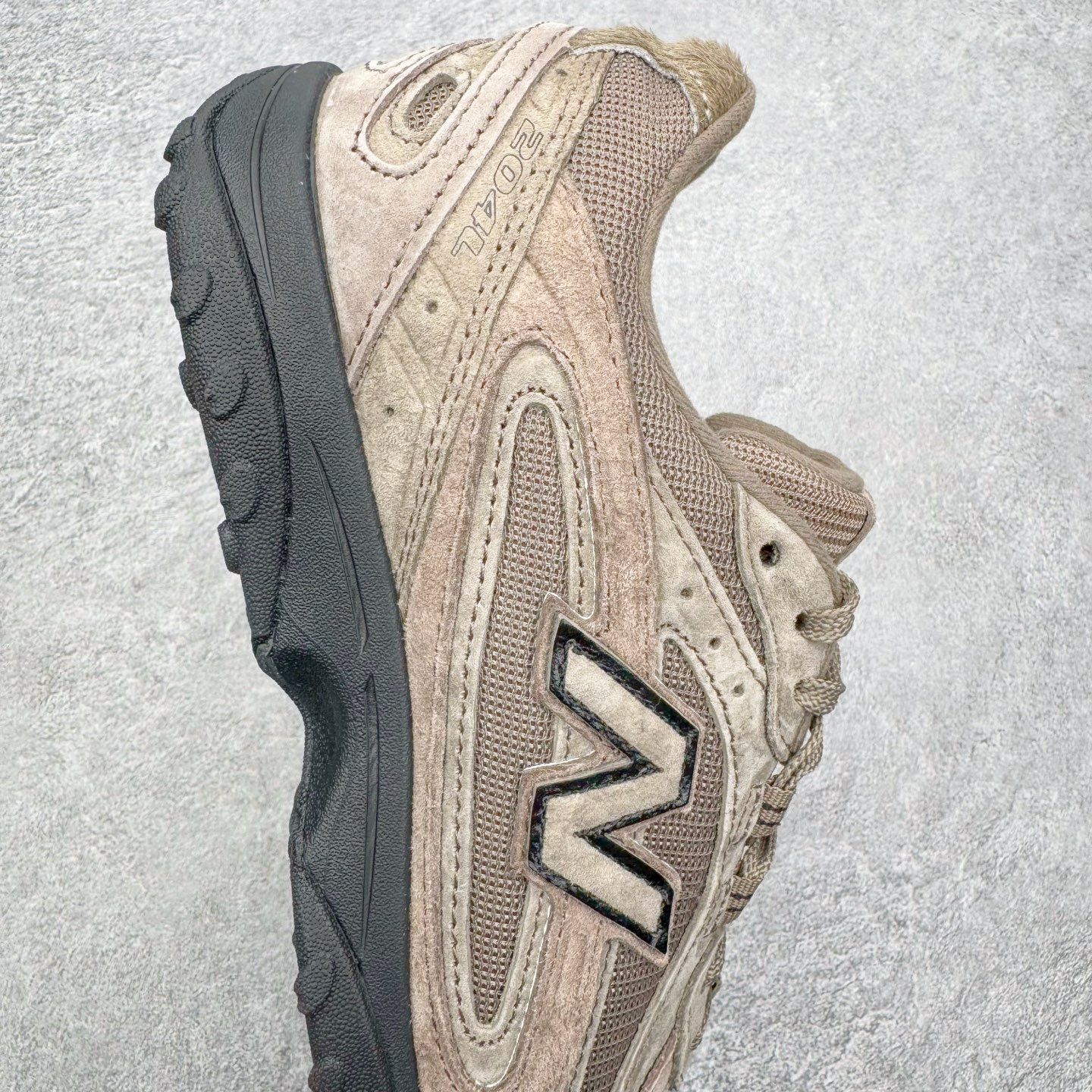 图片[6]-＃M纯原 New Balance U204L3K9 NB新百伦新款舒适百搭耐磨轻便低帮生活休闲鞋 男女同款 CNY马年限定 原档数据独立私模大底 唯一正确三层组合大底 特高弹切片加持 百分百还原原鞋脚感 NB市场最强产物 防伪原标全套原楦原纸板原厂数据开发 全鞋电脑针车加持 原厂网布 原装进口头层翻毛皮料正确绒感卡色 正确中底拉帮中底网布细节 匠心打造 耗时两个月开发完成 工艺极其复杂难度可想而知 高端零售专供产物 尺码：36 37 37.5 38 38.5 39.5 40 40.5 41.5 42 42.5 43 44 44.5 45 45.5 46.5 47-选品中心