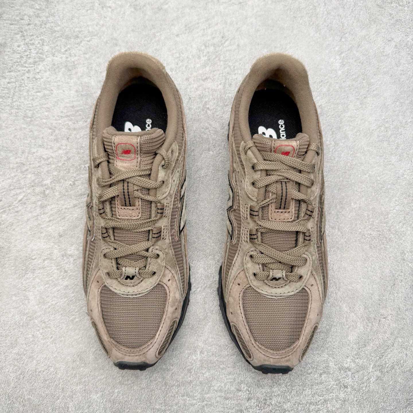 图片[2]-＃M纯原 New Balance U204L3K9 NB新百伦新款舒适百搭耐磨轻便低帮生活休闲鞋 男女同款 CNY马年限定 原档数据独立私模大底 唯一正确三层组合大底 特高弹切片加持 百分百还原原鞋脚感 NB市场最强产物 防伪原标全套原楦原纸板原厂数据开发 全鞋电脑针车加持 原厂网布 原装进口头层翻毛皮料正确绒感卡色 正确中底拉帮中底网布细节 匠心打造 耗时两个月开发完成 工艺极其复杂难度可想而知 高端零售专供产物 尺码：36 37 37.5 38 38.5 39.5 40 40.5 41.5 42 42.5 43 44 44.5 45 45.5 46.5 47-选品中心