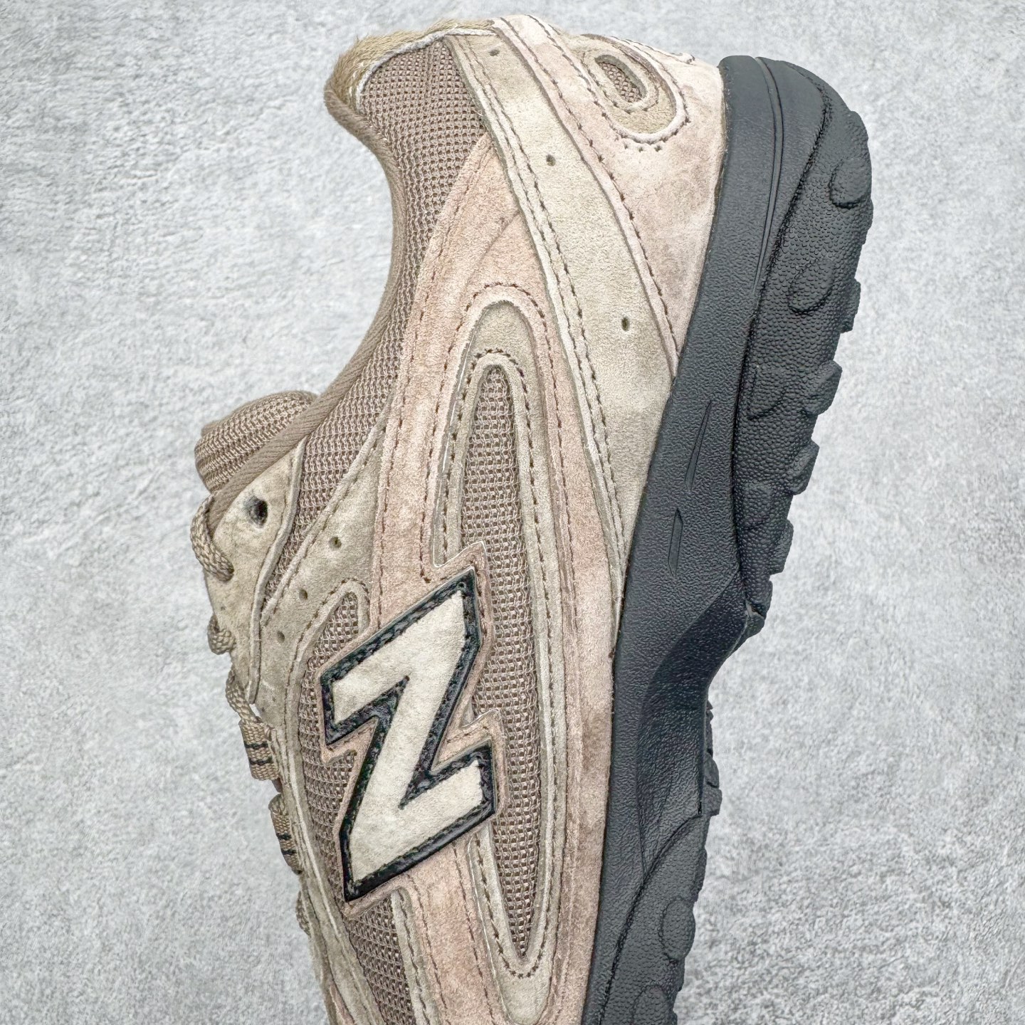 图片[7]-＃M纯原 New Balance U204L3K9 NB新百伦新款舒适百搭耐磨轻便低帮生活休闲鞋 男女同款 CNY马年限定 原档数据独立私模大底 唯一正确三层组合大底 特高弹切片加持 百分百还原原鞋脚感 NB市场最强产物 防伪原标全套原楦原纸板原厂数据开发 全鞋电脑针车加持 原厂网布 原装进口头层翻毛皮料正确绒感卡色 正确中底拉帮中底网布细节 匠心打造 耗时两个月开发完成 工艺极其复杂难度可想而知 高端零售专供产物 尺码：36 37 37.5 38 38.5 39.5 40 40.5 41.5 42 42.5 43 44 44.5 45 45.5 46.5 47-选品中心