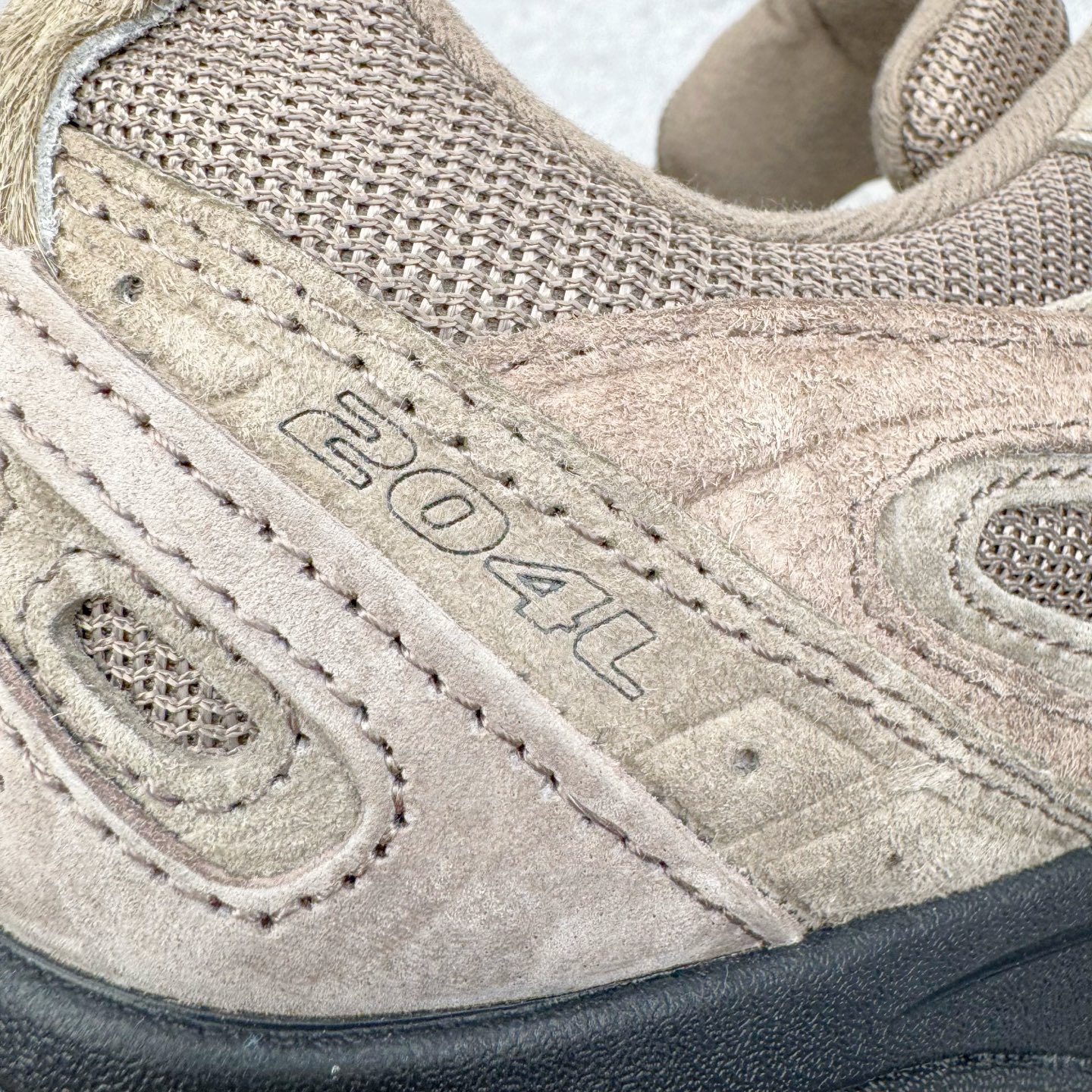 图片[12]-＃M纯原 New Balance U204L3K9 NB新百伦新款舒适百搭耐磨轻便低帮生活休闲鞋 男女同款 CNY马年限定 原档数据独立私模大底 唯一正确三层组合大底 特高弹切片加持 百分百还原原鞋脚感 NB市场最强产物 防伪原标全套原楦原纸板原厂数据开发 全鞋电脑针车加持 原厂网布 原装进口头层翻毛皮料正确绒感卡色 正确中底拉帮中底网布细节 匠心打造 耗时两个月开发完成 工艺极其复杂难度可想而知 高端零售专供产物 尺码：36 37 37.5 38 38.5 39.5 40 40.5 41.5 42 42.5 43 44 44.5 45 45.5 46.5 47-选品中心