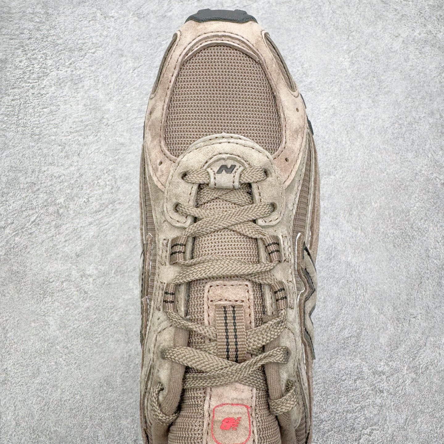 图片[4]-＃M纯原 New Balance U204L3K9 NB新百伦新款舒适百搭耐磨轻便低帮生活休闲鞋 男女同款 CNY马年限定 原档数据独立私模大底 唯一正确三层组合大底 特高弹切片加持 百分百还原原鞋脚感 NB市场最强产物 防伪原标全套原楦原纸板原厂数据开发 全鞋电脑针车加持 原厂网布 原装进口头层翻毛皮料正确绒感卡色 正确中底拉帮中底网布细节 匠心打造 耗时两个月开发完成 工艺极其复杂难度可想而知 高端零售专供产物 尺码：36 37 37.5 38 38.5 39.5 40 40.5 41.5 42 42.5 43 44 44.5 45 45.5 46.5 47-选品中心