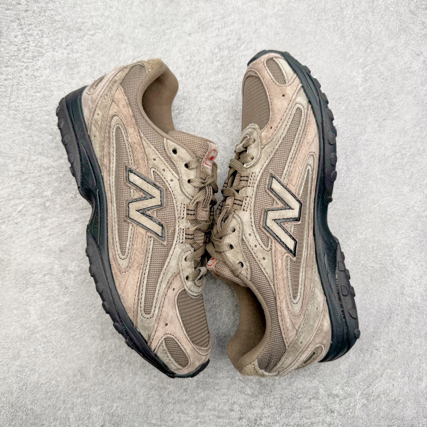 图片[3]-＃M纯原 New Balance U204L3K9 NB新百伦新款舒适百搭耐磨轻便低帮生活休闲鞋 男女同款 CNY马年限定 原档数据独立私模大底 唯一正确三层组合大底 特高弹切片加持 百分百还原原鞋脚感 NB市场最强产物 防伪原标全套原楦原纸板原厂数据开发 全鞋电脑针车加持 原厂网布 原装进口头层翻毛皮料正确绒感卡色 正确中底拉帮中底网布细节 匠心打造 耗时两个月开发完成 工艺极其复杂难度可想而知 高端零售专供产物 尺码：36 37 37.5 38 38.5 39.5 40 40.5 41.5 42 42.5 43 44 44.5 45 45.5 46.5 47-选品中心