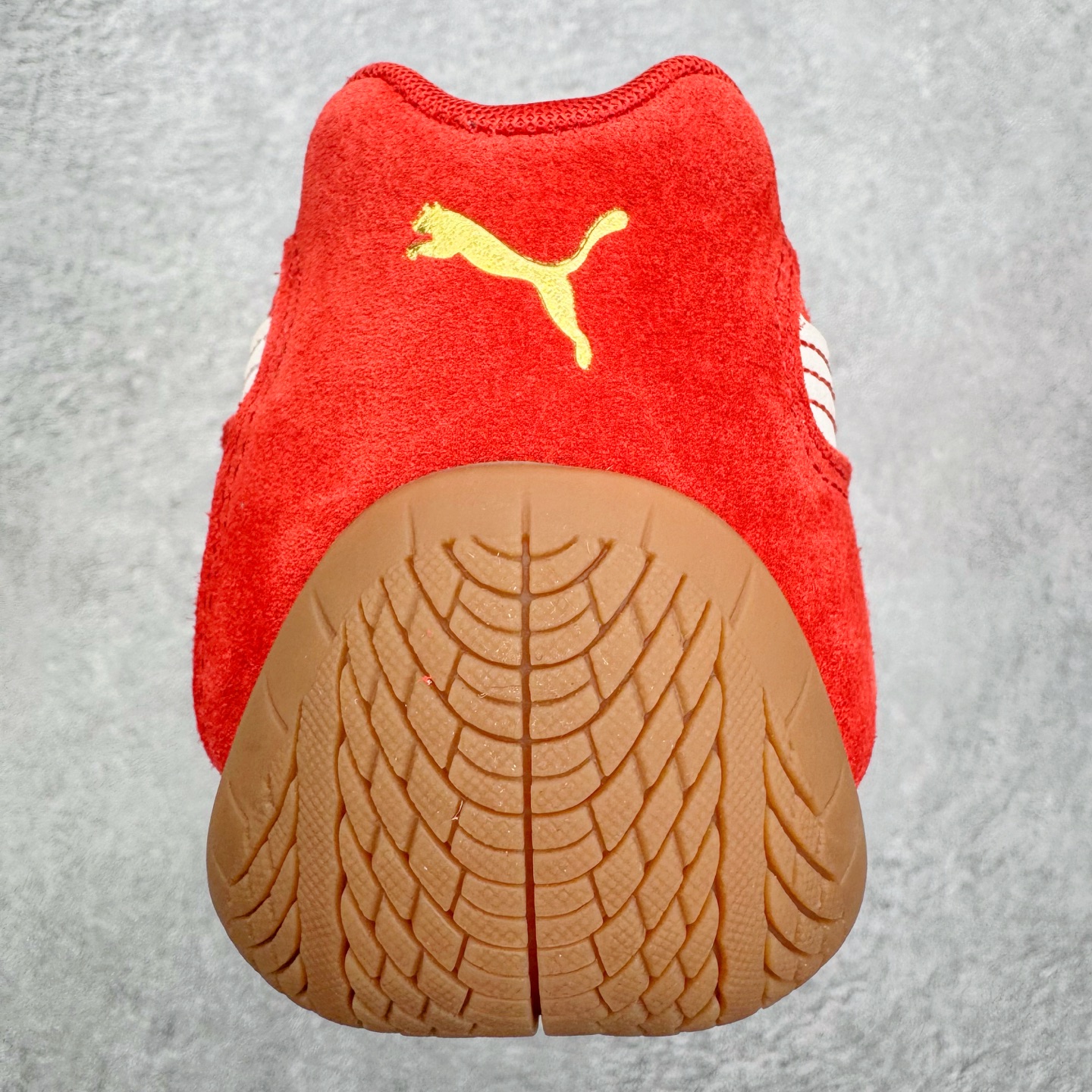 图片[8]-＃KZ纯原 PUMA Speedca OG 彪马极速赛车系列低帮德训风拼接复古百搭休闲运动赛车鞋 CNY 马年限定 口碑大厂出品 品控大底版型不断改良更新 全套原纸板楦头开发 确保原汁原味 完美呈现版型 一比一鞋头弧度高度鞋身弧度 独家私模原厂航空铝磨具打磨大底 鞋头坡度极致还原 无解鞋型 原盒原配 圈内天花板工艺 原厂玻璃冲刀 超高清洁度 全鞋零毛边皮料切割 原厂中底布 鞋款从80、90年代赛车手所穿的防火赛车鞋为原型，鞋身线条模仿了赛车的流线廓形，体现了空气动力学原理的结构。简约流畅的外观，恰好又和贯穿其中的Formstrip Logo融合恰到好处，视觉上细节丰富且协调。本次Speedcat OG鞋款归来，最大看点自然式保留了窄版鞋型以及薄底构造。这两年各品牌鞋底越做越厚，Speedcat反其道而行之，上脚几乎无鞋底的效果带来耳目一新的视觉体验。鞋面依旧是以质感细腻的麂皮材质打造，并且大面积近乎全包裹的使用，复古味道也愈发浓烈。配色上更是将最原始的黑色和红色带回，向F1赛车队的标志性队服致敬。相信让各位一眼种草的更多是出挑的大红色，上脚即可瞬间点亮整体造型，在以球鞋为核心的OOTD中脱颖而出。而另一款黑色则是低调的万金油，彰显新潮个性的同时又不喧宾夺主，也是热爱简约系穿搭朋友的首选。 尺码：35.5 36 37 37.5 38 38.5 39 40 40.5 41 42 42.5 43 44 44.5 45 46-选品中心