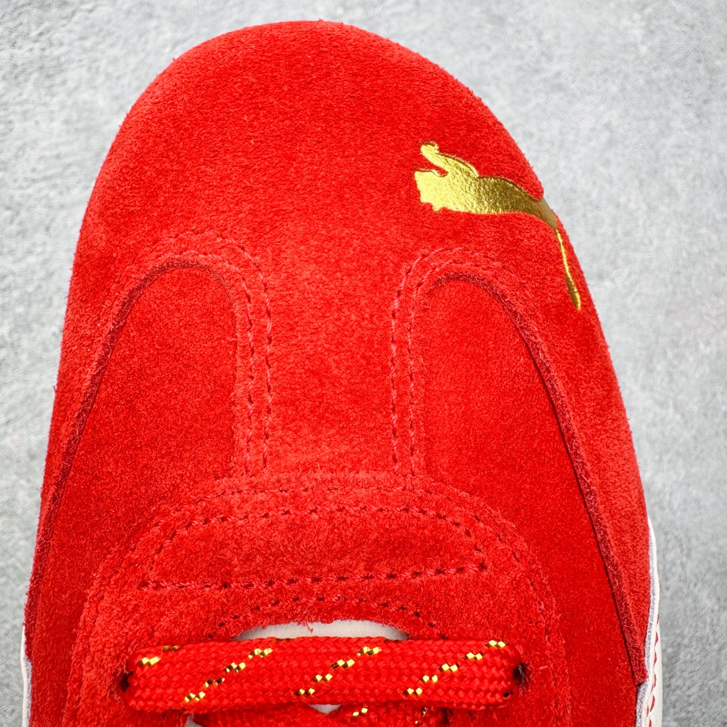 图片[15]-＃KZ纯原 PUMA Speedca OG 彪马极速赛车系列低帮德训风拼接复古百搭休闲运动赛车鞋 CNY 马年限定 口碑大厂出品 品控大底版型不断改良更新 全套原纸板楦头开发 确保原汁原味 完美呈现版型 一比一鞋头弧度高度鞋身弧度 独家私模原厂航空铝磨具打磨大底 鞋头坡度极致还原 无解鞋型 原盒原配 圈内天花板工艺 原厂玻璃冲刀 超高清洁度 全鞋零毛边皮料切割 原厂中底布 鞋款从80、90年代赛车手所穿的防火赛车鞋为原型，鞋身线条模仿了赛车的流线廓形，体现了空气动力学原理的结构。简约流畅的外观，恰好又和贯穿其中的Formstrip Logo融合恰到好处，视觉上细节丰富且协调。本次Speedcat OG鞋款归来，最大看点自然式保留了窄版鞋型以及薄底构造。这两年各品牌鞋底越做越厚，Speedcat反其道而行之，上脚几乎无鞋底的效果带来耳目一新的视觉体验。鞋面依旧是以质感细腻的麂皮材质打造，并且大面积近乎全包裹的使用，复古味道也愈发浓烈。配色上更是将最原始的黑色和红色带回，向F1赛车队的标志性队服致敬。相信让各位一眼种草的更多是出挑的大红色，上脚即可瞬间点亮整体造型，在以球鞋为核心的OOTD中脱颖而出。而另一款黑色则是低调的万金油，彰显新潮个性的同时又不喧宾夺主，也是热爱简约系穿搭朋友的首选。 尺码：35.5 36 37 37.5 38 38.5 39 40 40.5 41 42 42.5 43 44 44.5 45 46-选品中心