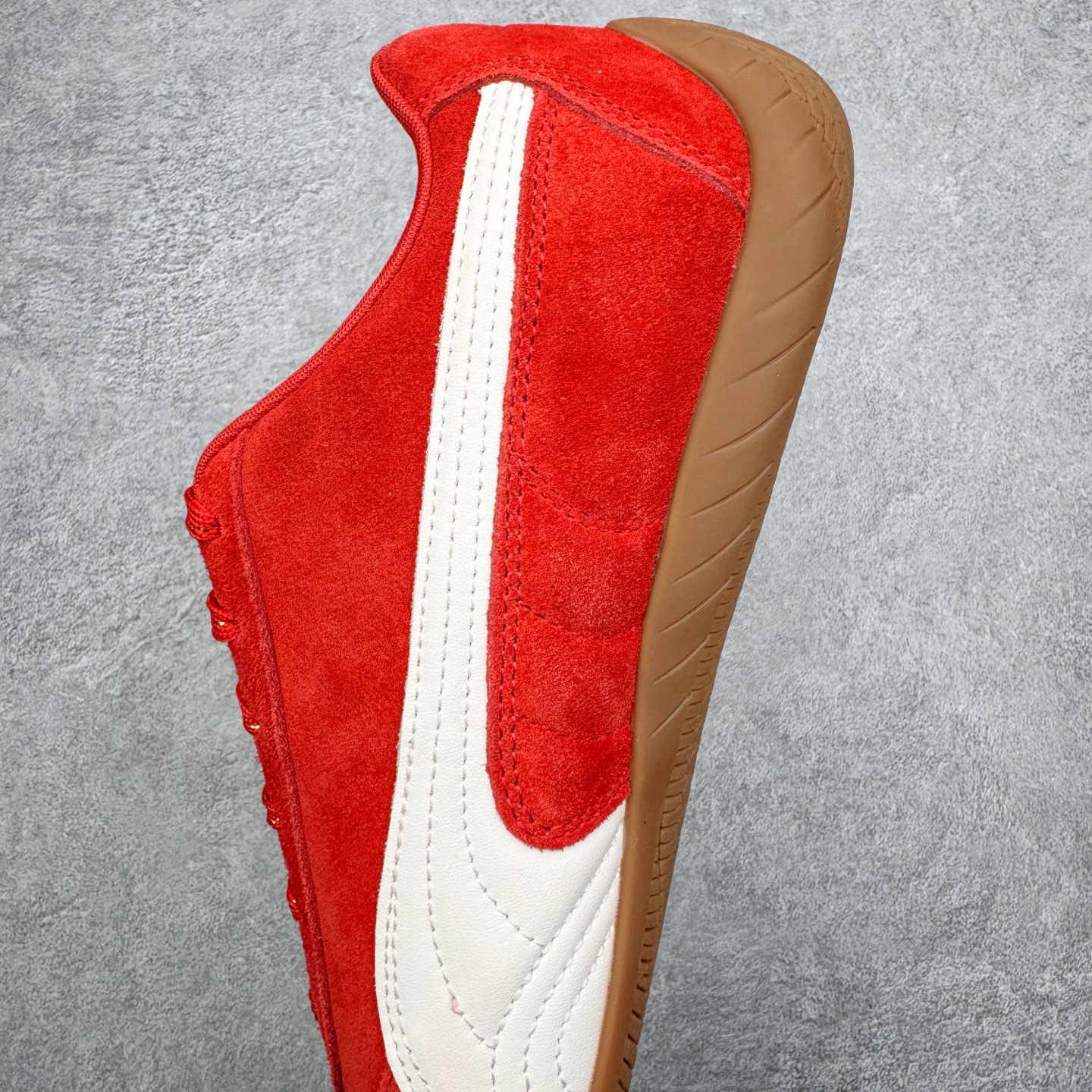 图片[7]-＃KZ纯原 PUMA Speedca OG 彪马极速赛车系列低帮德训风拼接复古百搭休闲运动赛车鞋 CNY 马年限定 口碑大厂出品 品控大底版型不断改良更新 全套原纸板楦头开发 确保原汁原味 完美呈现版型 一比一鞋头弧度高度鞋身弧度 独家私模原厂航空铝磨具打磨大底 鞋头坡度极致还原 无解鞋型 原盒原配 圈内天花板工艺 原厂玻璃冲刀 超高清洁度 全鞋零毛边皮料切割 原厂中底布 鞋款从80、90年代赛车手所穿的防火赛车鞋为原型，鞋身线条模仿了赛车的流线廓形，体现了空气动力学原理的结构。简约流畅的外观，恰好又和贯穿其中的Formstrip Logo融合恰到好处，视觉上细节丰富且协调。本次Speedcat OG鞋款归来，最大看点自然式保留了窄版鞋型以及薄底构造。这两年各品牌鞋底越做越厚，Speedcat反其道而行之，上脚几乎无鞋底的效果带来耳目一新的视觉体验。鞋面依旧是以质感细腻的麂皮材质打造，并且大面积近乎全包裹的使用，复古味道也愈发浓烈。配色上更是将最原始的黑色和红色带回，向F1赛车队的标志性队服致敬。相信让各位一眼种草的更多是出挑的大红色，上脚即可瞬间点亮整体造型，在以球鞋为核心的OOTD中脱颖而出。而另一款黑色则是低调的万金油，彰显新潮个性的同时又不喧宾夺主，也是热爱简约系穿搭朋友的首选。 尺码：35.5 36 37 37.5 38 38.5 39 40 40.5 41 42 42.5 43 44 44.5 45 46-选品中心