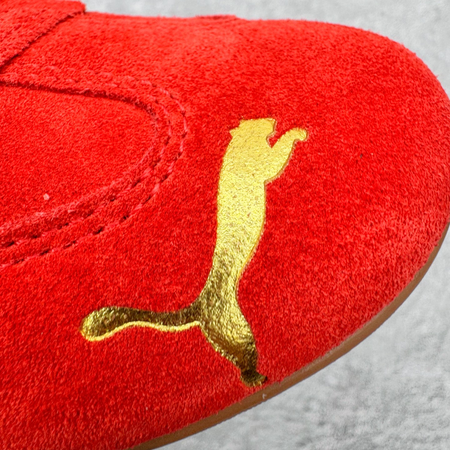 图片[16]-＃KZ纯原 PUMA Speedca OG 彪马极速赛车系列低帮德训风拼接复古百搭休闲运动赛车鞋 CNY 马年限定 口碑大厂出品 品控大底版型不断改良更新 全套原纸板楦头开发 确保原汁原味 完美呈现版型 一比一鞋头弧度高度鞋身弧度 独家私模原厂航空铝磨具打磨大底 鞋头坡度极致还原 无解鞋型 原盒原配 圈内天花板工艺 原厂玻璃冲刀 超高清洁度 全鞋零毛边皮料切割 原厂中底布 鞋款从80、90年代赛车手所穿的防火赛车鞋为原型，鞋身线条模仿了赛车的流线廓形，体现了空气动力学原理的结构。简约流畅的外观，恰好又和贯穿其中的Formstrip Logo融合恰到好处，视觉上细节丰富且协调。本次Speedcat OG鞋款归来，最大看点自然式保留了窄版鞋型以及薄底构造。这两年各品牌鞋底越做越厚，Speedcat反其道而行之，上脚几乎无鞋底的效果带来耳目一新的视觉体验。鞋面依旧是以质感细腻的麂皮材质打造，并且大面积近乎全包裹的使用，复古味道也愈发浓烈。配色上更是将最原始的黑色和红色带回，向F1赛车队的标志性队服致敬。相信让各位一眼种草的更多是出挑的大红色，上脚即可瞬间点亮整体造型，在以球鞋为核心的OOTD中脱颖而出。而另一款黑色则是低调的万金油，彰显新潮个性的同时又不喧宾夺主，也是热爱简约系穿搭朋友的首选。 尺码：35.5 36 37 37.5 38 38.5 39 40 40.5 41 42 42.5 43 44 44.5 45 46-选品中心