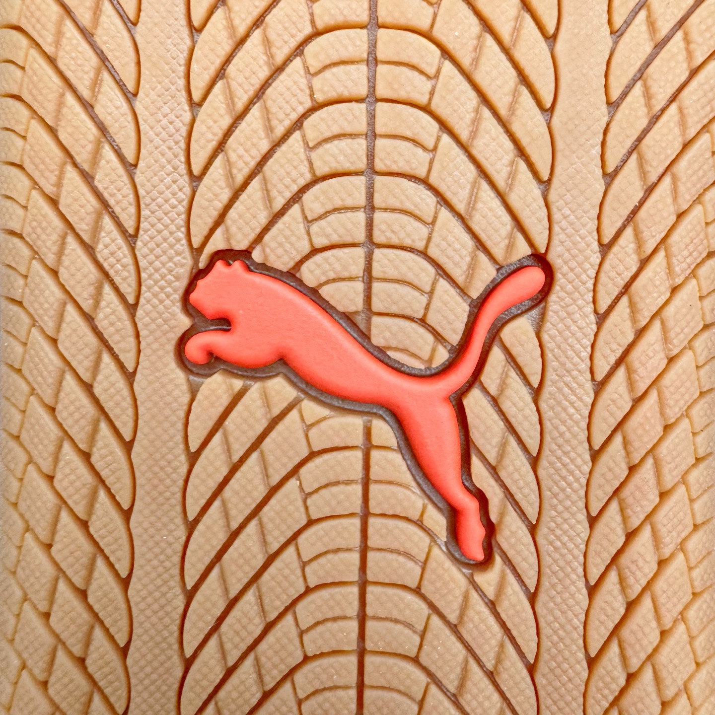 图片[10]-＃KZ纯原 PUMA Speedca OG 彪马极速赛车系列低帮德训风拼接复古百搭休闲运动赛车鞋 CNY 马年限定 口碑大厂出品 品控大底版型不断改良更新 全套原纸板楦头开发 确保原汁原味 完美呈现版型 一比一鞋头弧度高度鞋身弧度 独家私模原厂航空铝磨具打磨大底 鞋头坡度极致还原 无解鞋型 原盒原配 圈内天花板工艺 原厂玻璃冲刀 超高清洁度 全鞋零毛边皮料切割 原厂中底布 鞋款从80、90年代赛车手所穿的防火赛车鞋为原型，鞋身线条模仿了赛车的流线廓形，体现了空气动力学原理的结构。简约流畅的外观，恰好又和贯穿其中的Formstrip Logo融合恰到好处，视觉上细节丰富且协调。本次Speedcat OG鞋款归来，最大看点自然式保留了窄版鞋型以及薄底构造。这两年各品牌鞋底越做越厚，Speedcat反其道而行之，上脚几乎无鞋底的效果带来耳目一新的视觉体验。鞋面依旧是以质感细腻的麂皮材质打造，并且大面积近乎全包裹的使用，复古味道也愈发浓烈。配色上更是将最原始的黑色和红色带回，向F1赛车队的标志性队服致敬。相信让各位一眼种草的更多是出挑的大红色，上脚即可瞬间点亮整体造型，在以球鞋为核心的OOTD中脱颖而出。而另一款黑色则是低调的万金油，彰显新潮个性的同时又不喧宾夺主，也是热爱简约系穿搭朋友的首选。 尺码：35.5 36 37 37.5 38 38.5 39 40 40.5 41 42 42.5 43 44 44.5 45 46-选品中心