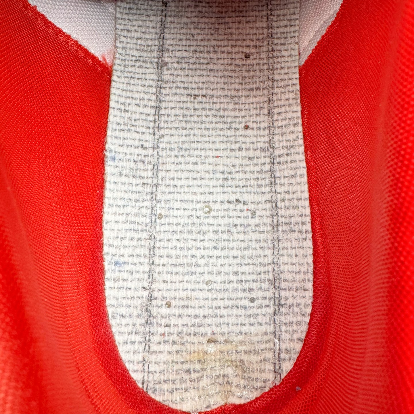 图片[20]-＃KZ纯原 PUMA Speedca OG 彪马极速赛车系列低帮德训风拼接复古百搭休闲运动赛车鞋 CNY 马年限定 口碑大厂出品 品控大底版型不断改良更新 全套原纸板楦头开发 确保原汁原味 完美呈现版型 一比一鞋头弧度高度鞋身弧度 独家私模原厂航空铝磨具打磨大底 鞋头坡度极致还原 无解鞋型 原盒原配 圈内天花板工艺 原厂玻璃冲刀 超高清洁度 全鞋零毛边皮料切割 原厂中底布 鞋款从80、90年代赛车手所穿的防火赛车鞋为原型，鞋身线条模仿了赛车的流线廓形，体现了空气动力学原理的结构。简约流畅的外观，恰好又和贯穿其中的Formstrip Logo融合恰到好处，视觉上细节丰富且协调。本次Speedcat OG鞋款归来，最大看点自然式保留了窄版鞋型以及薄底构造。这两年各品牌鞋底越做越厚，Speedcat反其道而行之，上脚几乎无鞋底的效果带来耳目一新的视觉体验。鞋面依旧是以质感细腻的麂皮材质打造，并且大面积近乎全包裹的使用，复古味道也愈发浓烈。配色上更是将最原始的黑色和红色带回，向F1赛车队的标志性队服致敬。相信让各位一眼种草的更多是出挑的大红色，上脚即可瞬间点亮整体造型，在以球鞋为核心的OOTD中脱颖而出。而另一款黑色则是低调的万金油，彰显新潮个性的同时又不喧宾夺主，也是热爱简约系穿搭朋友的首选。 尺码：35.5 36 37 37.5 38 38.5 39 40 40.5 41 42 42.5 43 44 44.5 45 46-选品中心