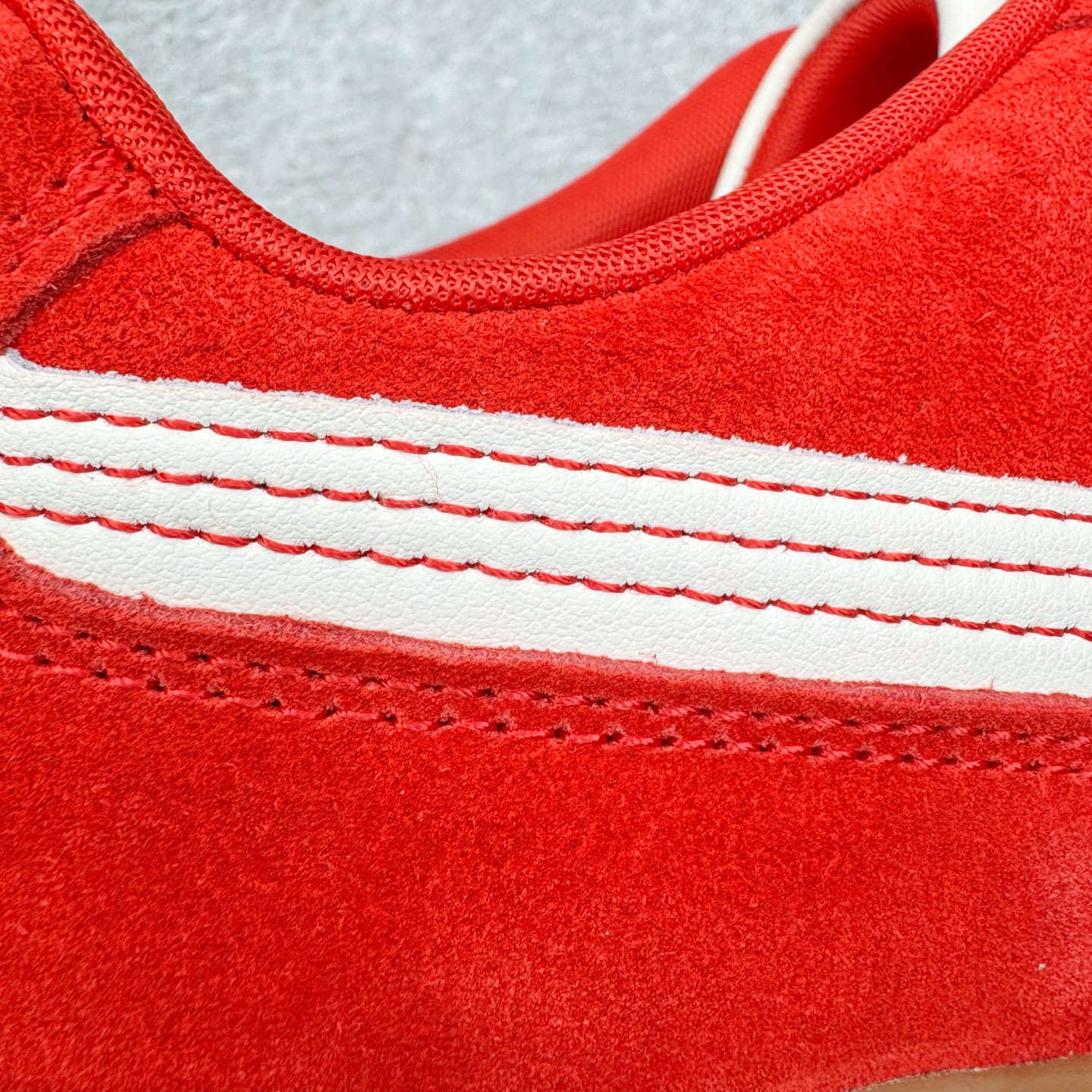 图片[13]-＃KZ纯原 PUMA Speedca OG 彪马极速赛车系列低帮德训风拼接复古百搭休闲运动赛车鞋 CNY 马年限定 口碑大厂出品 品控大底版型不断改良更新 全套原纸板楦头开发 确保原汁原味 完美呈现版型 一比一鞋头弧度高度鞋身弧度 独家私模原厂航空铝磨具打磨大底 鞋头坡度极致还原 无解鞋型 原盒原配 圈内天花板工艺 原厂玻璃冲刀 超高清洁度 全鞋零毛边皮料切割 原厂中底布 鞋款从80、90年代赛车手所穿的防火赛车鞋为原型，鞋身线条模仿了赛车的流线廓形，体现了空气动力学原理的结构。简约流畅的外观，恰好又和贯穿其中的Formstrip Logo融合恰到好处，视觉上细节丰富且协调。本次Speedcat OG鞋款归来，最大看点自然式保留了窄版鞋型以及薄底构造。这两年各品牌鞋底越做越厚，Speedcat反其道而行之，上脚几乎无鞋底的效果带来耳目一新的视觉体验。鞋面依旧是以质感细腻的麂皮材质打造，并且大面积近乎全包裹的使用，复古味道也愈发浓烈。配色上更是将最原始的黑色和红色带回，向F1赛车队的标志性队服致敬。相信让各位一眼种草的更多是出挑的大红色，上脚即可瞬间点亮整体造型，在以球鞋为核心的OOTD中脱颖而出。而另一款黑色则是低调的万金油，彰显新潮个性的同时又不喧宾夺主，也是热爱简约系穿搭朋友的首选。 尺码：35.5 36 37 37.5 38 38.5 39 40 40.5 41 42 42.5 43 44 44.5 45 46-选品中心