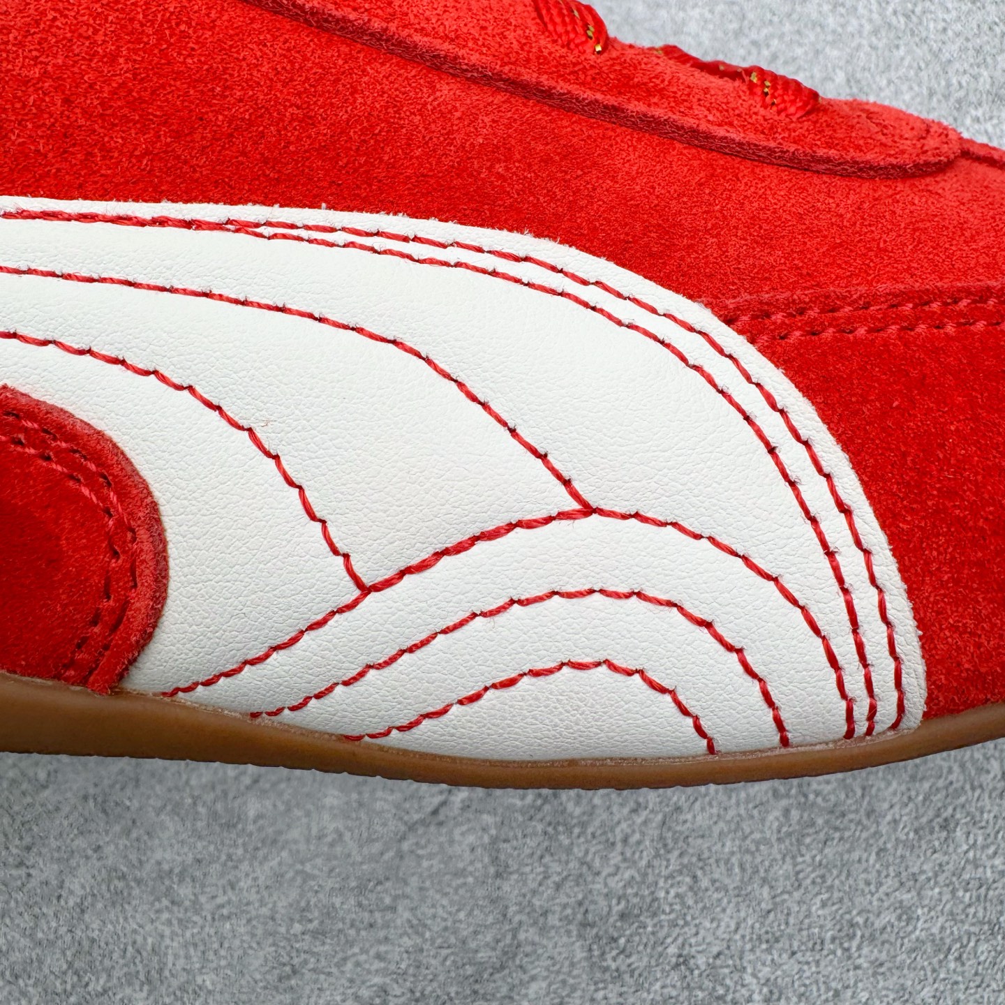 图片[11]-＃KZ纯原 PUMA Speedca OG 彪马极速赛车系列低帮德训风拼接复古百搭休闲运动赛车鞋 CNY 马年限定 口碑大厂出品 品控大底版型不断改良更新 全套原纸板楦头开发 确保原汁原味 完美呈现版型 一比一鞋头弧度高度鞋身弧度 独家私模原厂航空铝磨具打磨大底 鞋头坡度极致还原 无解鞋型 原盒原配 圈内天花板工艺 原厂玻璃冲刀 超高清洁度 全鞋零毛边皮料切割 原厂中底布 鞋款从80、90年代赛车手所穿的防火赛车鞋为原型，鞋身线条模仿了赛车的流线廓形，体现了空气动力学原理的结构。简约流畅的外观，恰好又和贯穿其中的Formstrip Logo融合恰到好处，视觉上细节丰富且协调。本次Speedcat OG鞋款归来，最大看点自然式保留了窄版鞋型以及薄底构造。这两年各品牌鞋底越做越厚，Speedcat反其道而行之，上脚几乎无鞋底的效果带来耳目一新的视觉体验。鞋面依旧是以质感细腻的麂皮材质打造，并且大面积近乎全包裹的使用，复古味道也愈发浓烈。配色上更是将最原始的黑色和红色带回，向F1赛车队的标志性队服致敬。相信让各位一眼种草的更多是出挑的大红色，上脚即可瞬间点亮整体造型，在以球鞋为核心的OOTD中脱颖而出。而另一款黑色则是低调的万金油，彰显新潮个性的同时又不喧宾夺主，也是热爱简约系穿搭朋友的首选。 尺码：35.5 36 37 37.5 38 38.5 39 40 40.5 41 42 42.5 43 44 44.5 45 46-选品中心