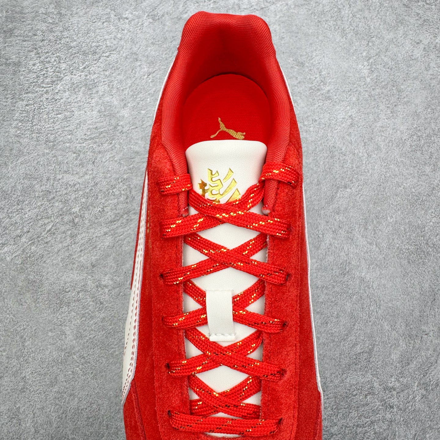 图片[5]-＃KZ纯原 PUMA Speedca OG 彪马极速赛车系列低帮德训风拼接复古百搭休闲运动赛车鞋 CNY 马年限定 口碑大厂出品 品控大底版型不断改良更新 全套原纸板楦头开发 确保原汁原味 完美呈现版型 一比一鞋头弧度高度鞋身弧度 独家私模原厂航空铝磨具打磨大底 鞋头坡度极致还原 无解鞋型 原盒原配 圈内天花板工艺 原厂玻璃冲刀 超高清洁度 全鞋零毛边皮料切割 原厂中底布 鞋款从80、90年代赛车手所穿的防火赛车鞋为原型，鞋身线条模仿了赛车的流线廓形，体现了空气动力学原理的结构。简约流畅的外观，恰好又和贯穿其中的Formstrip Logo融合恰到好处，视觉上细节丰富且协调。本次Speedcat OG鞋款归来，最大看点自然式保留了窄版鞋型以及薄底构造。这两年各品牌鞋底越做越厚，Speedcat反其道而行之，上脚几乎无鞋底的效果带来耳目一新的视觉体验。鞋面依旧是以质感细腻的麂皮材质打造，并且大面积近乎全包裹的使用，复古味道也愈发浓烈。配色上更是将最原始的黑色和红色带回，向F1赛车队的标志性队服致敬。相信让各位一眼种草的更多是出挑的大红色，上脚即可瞬间点亮整体造型，在以球鞋为核心的OOTD中脱颖而出。而另一款黑色则是低调的万金油，彰显新潮个性的同时又不喧宾夺主，也是热爱简约系穿搭朋友的首选。 尺码：35.5 36 37 37.5 38 38.5 39 40 40.5 41 42 42.5 43 44 44.5 45 46-选品中心