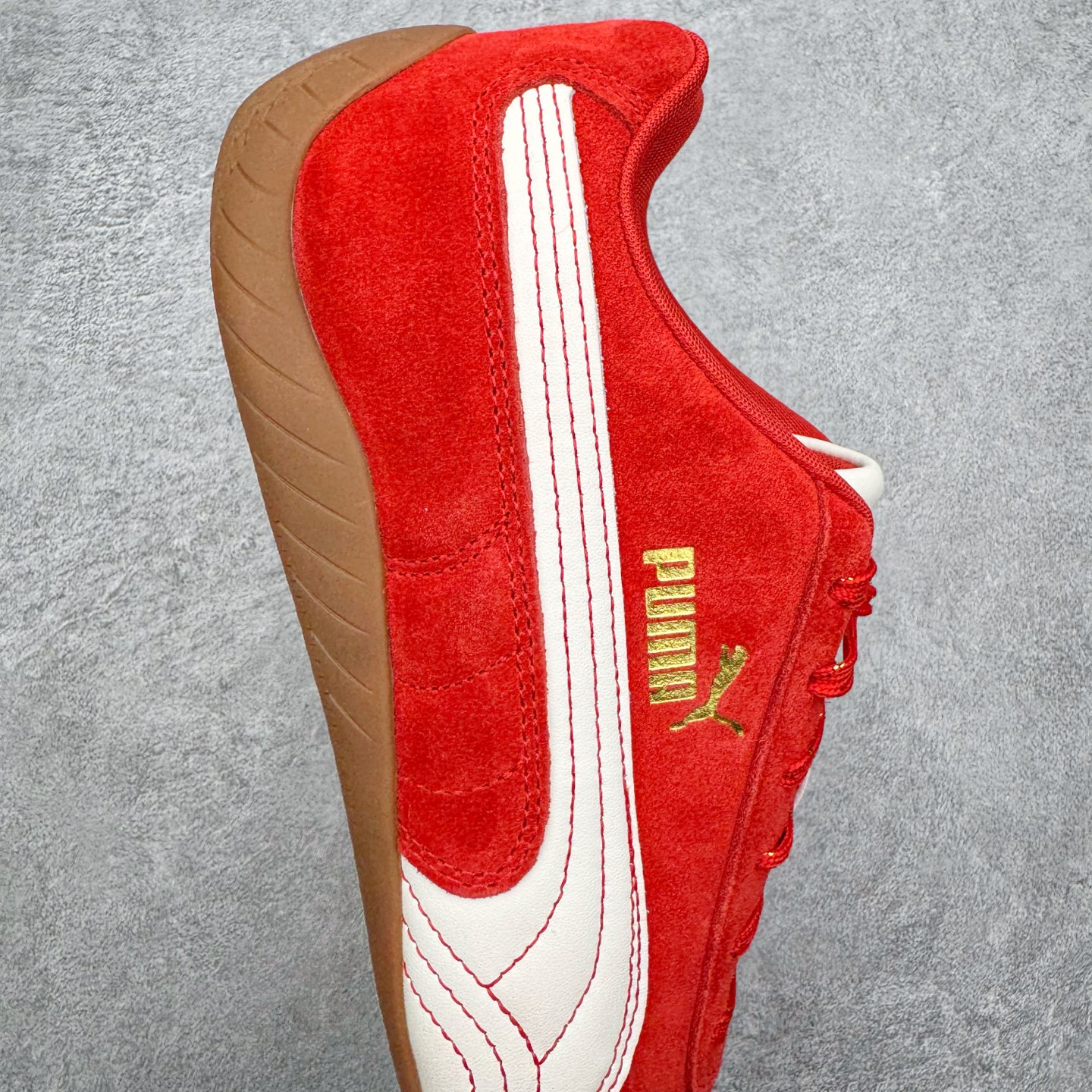 图片[6]-＃KZ纯原 PUMA Speedca OG 彪马极速赛车系列低帮德训风拼接复古百搭休闲运动赛车鞋 CNY 马年限定 口碑大厂出品 品控大底版型不断改良更新 全套原纸板楦头开发 确保原汁原味 完美呈现版型 一比一鞋头弧度高度鞋身弧度 独家私模原厂航空铝磨具打磨大底 鞋头坡度极致还原 无解鞋型 原盒原配 圈内天花板工艺 原厂玻璃冲刀 超高清洁度 全鞋零毛边皮料切割 原厂中底布 鞋款从80、90年代赛车手所穿的防火赛车鞋为原型，鞋身线条模仿了赛车的流线廓形，体现了空气动力学原理的结构。简约流畅的外观，恰好又和贯穿其中的Formstrip Logo融合恰到好处，视觉上细节丰富且协调。本次Speedcat OG鞋款归来，最大看点自然式保留了窄版鞋型以及薄底构造。这两年各品牌鞋底越做越厚，Speedcat反其道而行之，上脚几乎无鞋底的效果带来耳目一新的视觉体验。鞋面依旧是以质感细腻的麂皮材质打造，并且大面积近乎全包裹的使用，复古味道也愈发浓烈。配色上更是将最原始的黑色和红色带回，向F1赛车队的标志性队服致敬。相信让各位一眼种草的更多是出挑的大红色，上脚即可瞬间点亮整体造型，在以球鞋为核心的OOTD中脱颖而出。而另一款黑色则是低调的万金油，彰显新潮个性的同时又不喧宾夺主，也是热爱简约系穿搭朋友的首选。 尺码：35.5 36 37 37.5 38 38.5 39 40 40.5 41 42 42.5 43 44 44.5 45 46-选品中心