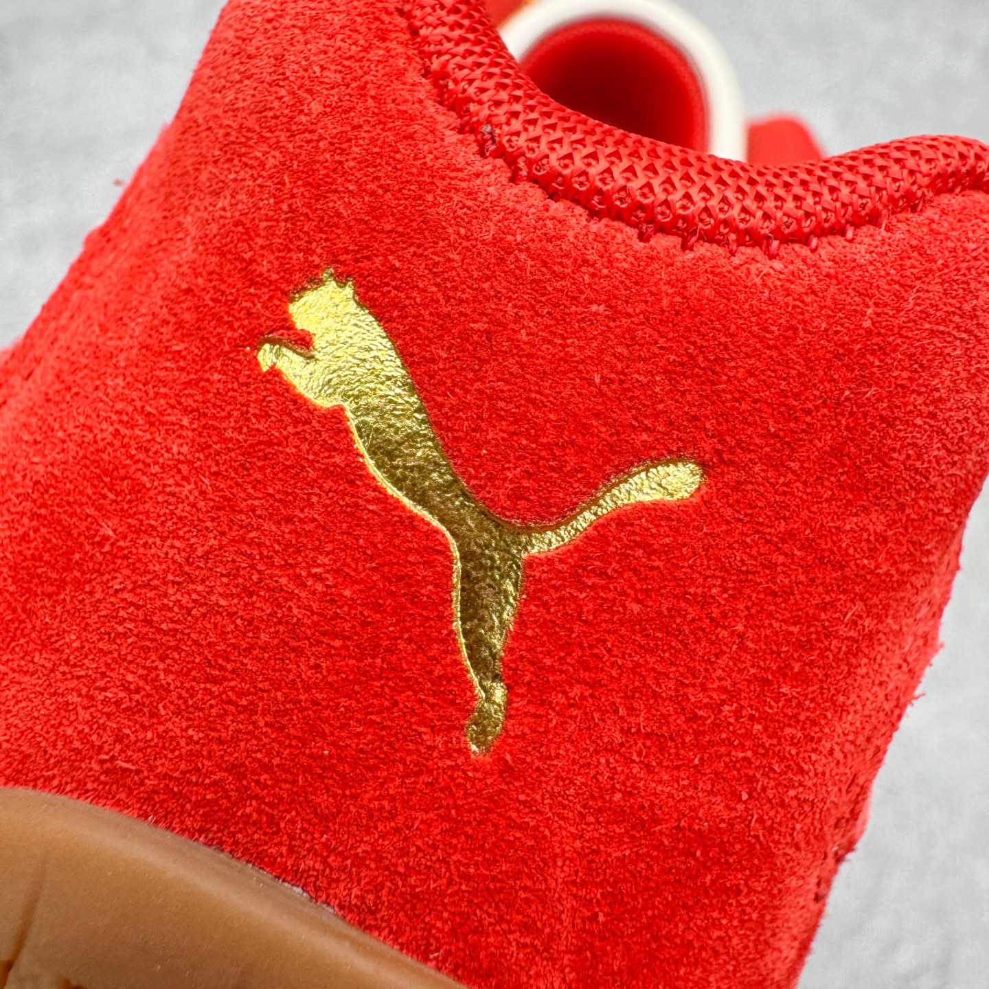 图片[14]-＃KZ纯原 PUMA Speedca OG 彪马极速赛车系列低帮德训风拼接复古百搭休闲运动赛车鞋 CNY 马年限定 口碑大厂出品 品控大底版型不断改良更新 全套原纸板楦头开发 确保原汁原味 完美呈现版型 一比一鞋头弧度高度鞋身弧度 独家私模原厂航空铝磨具打磨大底 鞋头坡度极致还原 无解鞋型 原盒原配 圈内天花板工艺 原厂玻璃冲刀 超高清洁度 全鞋零毛边皮料切割 原厂中底布 鞋款从80、90年代赛车手所穿的防火赛车鞋为原型，鞋身线条模仿了赛车的流线廓形，体现了空气动力学原理的结构。简约流畅的外观，恰好又和贯穿其中的Formstrip Logo融合恰到好处，视觉上细节丰富且协调。本次Speedcat OG鞋款归来，最大看点自然式保留了窄版鞋型以及薄底构造。这两年各品牌鞋底越做越厚，Speedcat反其道而行之，上脚几乎无鞋底的效果带来耳目一新的视觉体验。鞋面依旧是以质感细腻的麂皮材质打造，并且大面积近乎全包裹的使用，复古味道也愈发浓烈。配色上更是将最原始的黑色和红色带回，向F1赛车队的标志性队服致敬。相信让各位一眼种草的更多是出挑的大红色，上脚即可瞬间点亮整体造型，在以球鞋为核心的OOTD中脱颖而出。而另一款黑色则是低调的万金油，彰显新潮个性的同时又不喧宾夺主，也是热爱简约系穿搭朋友的首选。 尺码：35.5 36 37 37.5 38 38.5 39 40 40.5 41 42 42.5 43 44 44.5 45 46-选品中心