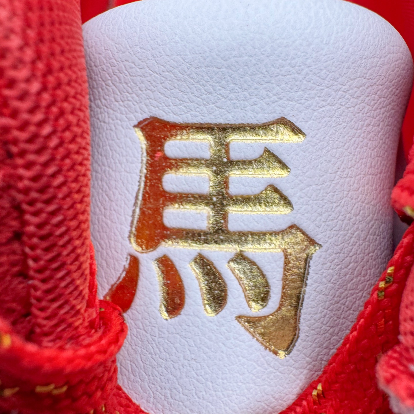 图片[18]-＃KZ纯原 PUMA Speedca OG 彪马极速赛车系列低帮德训风拼接复古百搭休闲运动赛车鞋 CNY 马年限定 口碑大厂出品 品控大底版型不断改良更新 全套原纸板楦头开发 确保原汁原味 完美呈现版型 一比一鞋头弧度高度鞋身弧度 独家私模原厂航空铝磨具打磨大底 鞋头坡度极致还原 无解鞋型 原盒原配 圈内天花板工艺 原厂玻璃冲刀 超高清洁度 全鞋零毛边皮料切割 原厂中底布 鞋款从80、90年代赛车手所穿的防火赛车鞋为原型，鞋身线条模仿了赛车的流线廓形，体现了空气动力学原理的结构。简约流畅的外观，恰好又和贯穿其中的Formstrip Logo融合恰到好处，视觉上细节丰富且协调。本次Speedcat OG鞋款归来，最大看点自然式保留了窄版鞋型以及薄底构造。这两年各品牌鞋底越做越厚，Speedcat反其道而行之，上脚几乎无鞋底的效果带来耳目一新的视觉体验。鞋面依旧是以质感细腻的麂皮材质打造，并且大面积近乎全包裹的使用，复古味道也愈发浓烈。配色上更是将最原始的黑色和红色带回，向F1赛车队的标志性队服致敬。相信让各位一眼种草的更多是出挑的大红色，上脚即可瞬间点亮整体造型，在以球鞋为核心的OOTD中脱颖而出。而另一款黑色则是低调的万金油，彰显新潮个性的同时又不喧宾夺主，也是热爱简约系穿搭朋友的首选。 尺码：35.5 36 37 37.5 38 38.5 39 40 40.5 41 42 42.5 43 44 44.5 45 46-选品中心