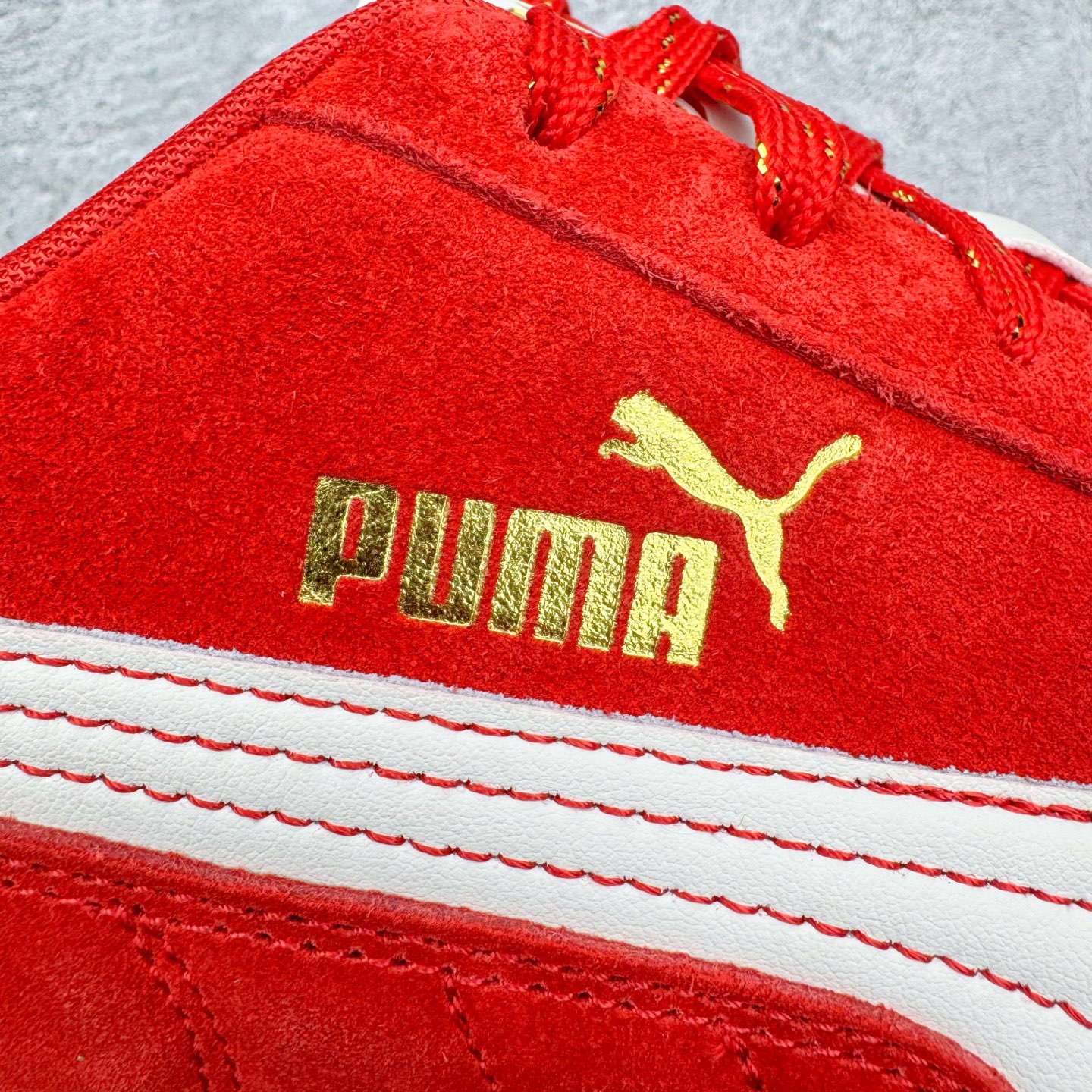 图片[12]-＃KZ纯原 PUMA Speedca OG 彪马极速赛车系列低帮德训风拼接复古百搭休闲运动赛车鞋 CNY 马年限定 口碑大厂出品 品控大底版型不断改良更新 全套原纸板楦头开发 确保原汁原味 完美呈现版型 一比一鞋头弧度高度鞋身弧度 独家私模原厂航空铝磨具打磨大底 鞋头坡度极致还原 无解鞋型 原盒原配 圈内天花板工艺 原厂玻璃冲刀 超高清洁度 全鞋零毛边皮料切割 原厂中底布 鞋款从80、90年代赛车手所穿的防火赛车鞋为原型，鞋身线条模仿了赛车的流线廓形，体现了空气动力学原理的结构。简约流畅的外观，恰好又和贯穿其中的Formstrip Logo融合恰到好处，视觉上细节丰富且协调。本次Speedcat OG鞋款归来，最大看点自然式保留了窄版鞋型以及薄底构造。这两年各品牌鞋底越做越厚，Speedcat反其道而行之，上脚几乎无鞋底的效果带来耳目一新的视觉体验。鞋面依旧是以质感细腻的麂皮材质打造，并且大面积近乎全包裹的使用，复古味道也愈发浓烈。配色上更是将最原始的黑色和红色带回，向F1赛车队的标志性队服致敬。相信让各位一眼种草的更多是出挑的大红色，上脚即可瞬间点亮整体造型，在以球鞋为核心的OOTD中脱颖而出。而另一款黑色则是低调的万金油，彰显新潮个性的同时又不喧宾夺主，也是热爱简约系穿搭朋友的首选。 尺码：35.5 36 37 37.5 38 38.5 39 40 40.5 41 42 42.5 43 44 44.5 45 46-选品中心