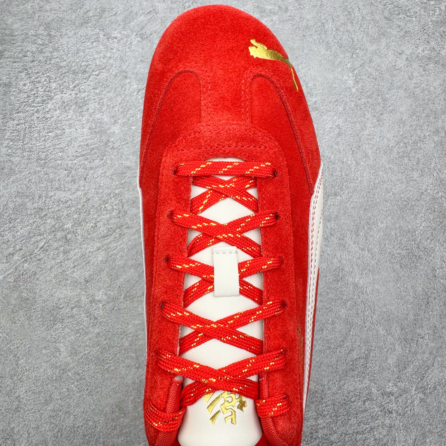 图片[4]-＃KZ纯原 PUMA Speedca OG 彪马极速赛车系列低帮德训风拼接复古百搭休闲运动赛车鞋 CNY 马年限定 口碑大厂出品 品控大底版型不断改良更新 全套原纸板楦头开发 确保原汁原味 完美呈现版型 一比一鞋头弧度高度鞋身弧度 独家私模原厂航空铝磨具打磨大底 鞋头坡度极致还原 无解鞋型 原盒原配 圈内天花板工艺 原厂玻璃冲刀 超高清洁度 全鞋零毛边皮料切割 原厂中底布 鞋款从80、90年代赛车手所穿的防火赛车鞋为原型，鞋身线条模仿了赛车的流线廓形，体现了空气动力学原理的结构。简约流畅的外观，恰好又和贯穿其中的Formstrip Logo融合恰到好处，视觉上细节丰富且协调。本次Speedcat OG鞋款归来，最大看点自然式保留了窄版鞋型以及薄底构造。这两年各品牌鞋底越做越厚，Speedcat反其道而行之，上脚几乎无鞋底的效果带来耳目一新的视觉体验。鞋面依旧是以质感细腻的麂皮材质打造，并且大面积近乎全包裹的使用，复古味道也愈发浓烈。配色上更是将最原始的黑色和红色带回，向F1赛车队的标志性队服致敬。相信让各位一眼种草的更多是出挑的大红色，上脚即可瞬间点亮整体造型，在以球鞋为核心的OOTD中脱颖而出。而另一款黑色则是低调的万金油，彰显新潮个性的同时又不喧宾夺主，也是热爱简约系穿搭朋友的首选。 尺码：35.5 36 37 37.5 38 38.5 39 40 40.5 41 42 42.5 43 44 44.5 45 46-选品中心