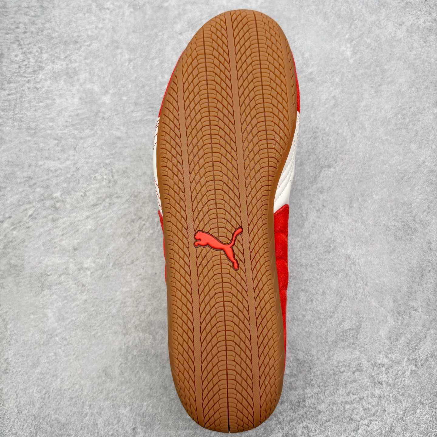 图片[9]-＃KZ纯原 PUMA Speedca OG 彪马极速赛车系列低帮德训风拼接复古百搭休闲运动赛车鞋 CNY 马年限定 口碑大厂出品 品控大底版型不断改良更新 全套原纸板楦头开发 确保原汁原味 完美呈现版型 一比一鞋头弧度高度鞋身弧度 独家私模原厂航空铝磨具打磨大底 鞋头坡度极致还原 无解鞋型 原盒原配 圈内天花板工艺 原厂玻璃冲刀 超高清洁度 全鞋零毛边皮料切割 原厂中底布 鞋款从80、90年代赛车手所穿的防火赛车鞋为原型，鞋身线条模仿了赛车的流线廓形，体现了空气动力学原理的结构。简约流畅的外观，恰好又和贯穿其中的Formstrip Logo融合恰到好处，视觉上细节丰富且协调。本次Speedcat OG鞋款归来，最大看点自然式保留了窄版鞋型以及薄底构造。这两年各品牌鞋底越做越厚，Speedcat反其道而行之，上脚几乎无鞋底的效果带来耳目一新的视觉体验。鞋面依旧是以质感细腻的麂皮材质打造，并且大面积近乎全包裹的使用，复古味道也愈发浓烈。配色上更是将最原始的黑色和红色带回，向F1赛车队的标志性队服致敬。相信让各位一眼种草的更多是出挑的大红色，上脚即可瞬间点亮整体造型，在以球鞋为核心的OOTD中脱颖而出。而另一款黑色则是低调的万金油，彰显新潮个性的同时又不喧宾夺主，也是热爱简约系穿搭朋友的首选。 尺码：35.5 36 37 37.5 38 38.5 39 40 40.5 41 42 42.5 43 44 44.5 45 46-选品中心