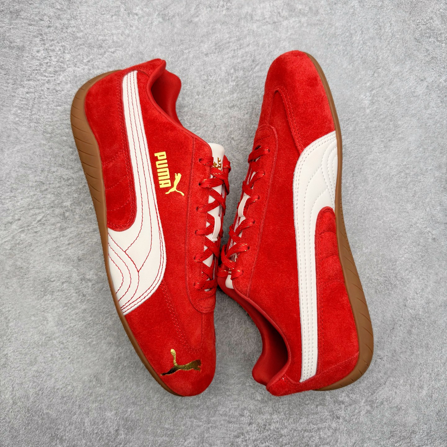 图片[3]-＃KZ纯原 PUMA Speedca OG 彪马极速赛车系列低帮德训风拼接复古百搭休闲运动赛车鞋 CNY 马年限定 口碑大厂出品 品控大底版型不断改良更新 全套原纸板楦头开发 确保原汁原味 完美呈现版型 一比一鞋头弧度高度鞋身弧度 独家私模原厂航空铝磨具打磨大底 鞋头坡度极致还原 无解鞋型 原盒原配 圈内天花板工艺 原厂玻璃冲刀 超高清洁度 全鞋零毛边皮料切割 原厂中底布 鞋款从80、90年代赛车手所穿的防火赛车鞋为原型，鞋身线条模仿了赛车的流线廓形，体现了空气动力学原理的结构。简约流畅的外观，恰好又和贯穿其中的Formstrip Logo融合恰到好处，视觉上细节丰富且协调。本次Speedcat OG鞋款归来，最大看点自然式保留了窄版鞋型以及薄底构造。这两年各品牌鞋底越做越厚，Speedcat反其道而行之，上脚几乎无鞋底的效果带来耳目一新的视觉体验。鞋面依旧是以质感细腻的麂皮材质打造，并且大面积近乎全包裹的使用，复古味道也愈发浓烈。配色上更是将最原始的黑色和红色带回，向F1赛车队的标志性队服致敬。相信让各位一眼种草的更多是出挑的大红色，上脚即可瞬间点亮整体造型，在以球鞋为核心的OOTD中脱颖而出。而另一款黑色则是低调的万金油，彰显新潮个性的同时又不喧宾夺主，也是热爱简约系穿搭朋友的首选。 尺码：35.5 36 37 37.5 38 38.5 39 40 40.5 41 42 42.5 43 44 44.5 45 46-选品中心