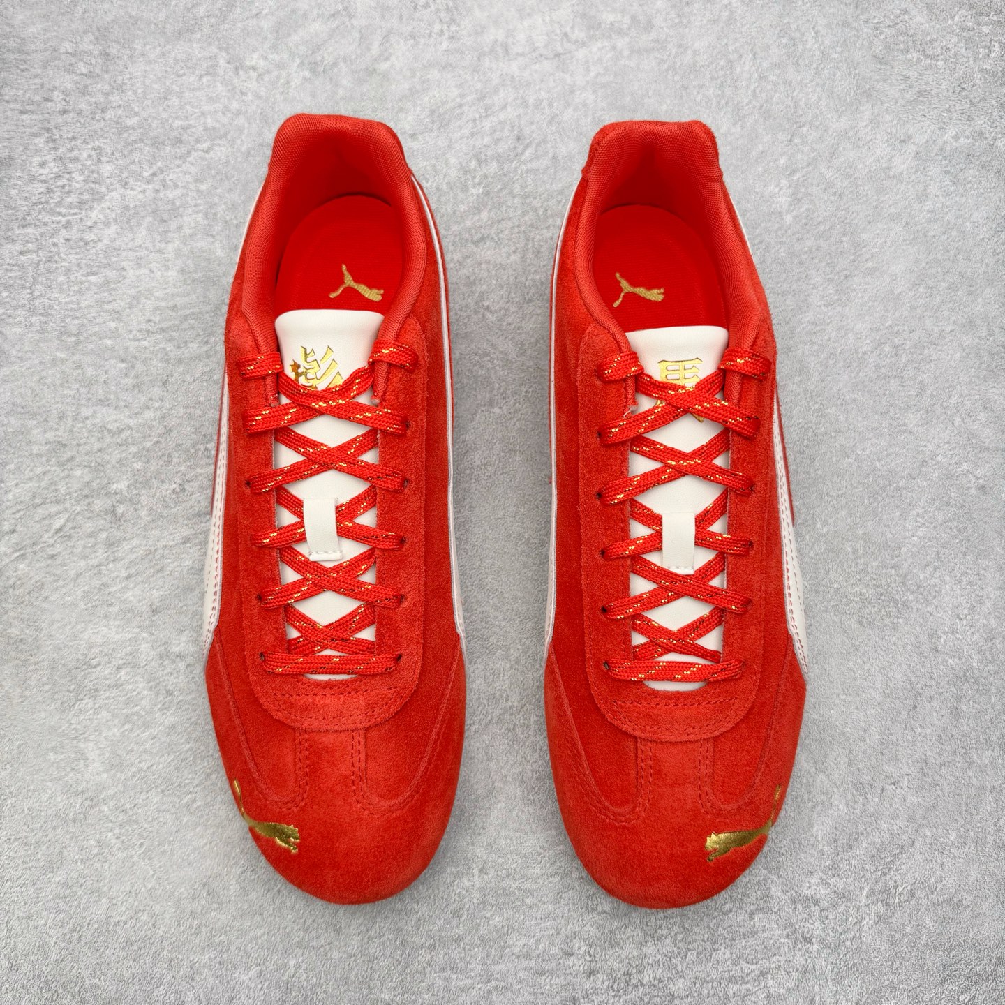 图片[2]-＃KZ纯原 PUMA Speedca OG 彪马极速赛车系列低帮德训风拼接复古百搭休闲运动赛车鞋 CNY 马年限定 口碑大厂出品 品控大底版型不断改良更新 全套原纸板楦头开发 确保原汁原味 完美呈现版型 一比一鞋头弧度高度鞋身弧度 独家私模原厂航空铝磨具打磨大底 鞋头坡度极致还原 无解鞋型 原盒原配 圈内天花板工艺 原厂玻璃冲刀 超高清洁度 全鞋零毛边皮料切割 原厂中底布 鞋款从80、90年代赛车手所穿的防火赛车鞋为原型，鞋身线条模仿了赛车的流线廓形，体现了空气动力学原理的结构。简约流畅的外观，恰好又和贯穿其中的Formstrip Logo融合恰到好处，视觉上细节丰富且协调。本次Speedcat OG鞋款归来，最大看点自然式保留了窄版鞋型以及薄底构造。这两年各品牌鞋底越做越厚，Speedcat反其道而行之，上脚几乎无鞋底的效果带来耳目一新的视觉体验。鞋面依旧是以质感细腻的麂皮材质打造，并且大面积近乎全包裹的使用，复古味道也愈发浓烈。配色上更是将最原始的黑色和红色带回，向F1赛车队的标志性队服致敬。相信让各位一眼种草的更多是出挑的大红色，上脚即可瞬间点亮整体造型，在以球鞋为核心的OOTD中脱颖而出。而另一款黑色则是低调的万金油，彰显新潮个性的同时又不喧宾夺主，也是热爱简约系穿搭朋友的首选。 尺码：35.5 36 37 37.5 38 38.5 39 40 40.5 41 42 42.5 43 44 44.5 45 46-选品中心