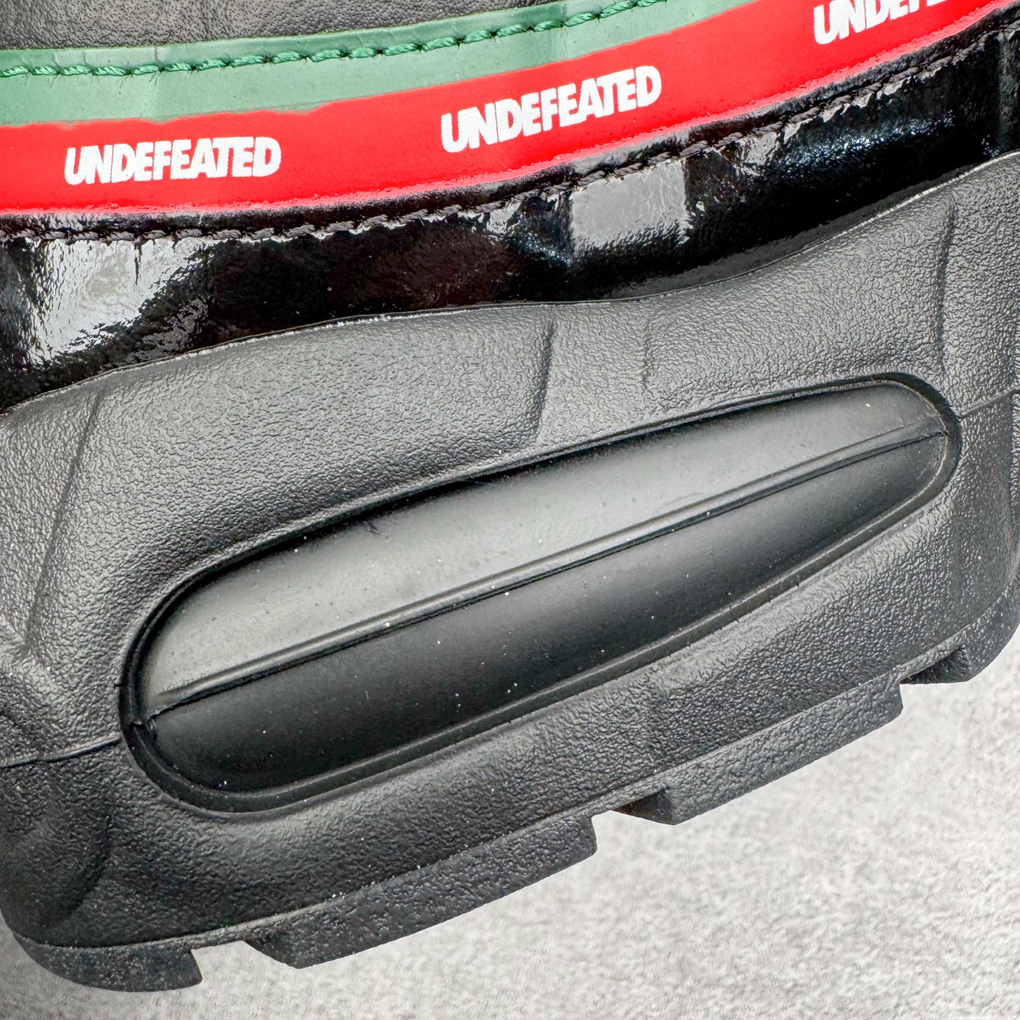 图片[15]-＃GX纯原 UNDEFEATED x NK Air Max 95 舒适耐用跑步鞋 男女同款 UNDF联名黑红 IB4453-001 经典重温 外单专供大厂出品 品质稳定 一百余色 终端操作 鞋款设计灵感源于人体构造 中底设计基于人体的脊柱构造 是整体设计的核心 尼龙孔眼代表了肋骨 而分层式面板和网眼象征着肌肉纤维和肉体组织 Air Max 95采用了两个独立的吹塑成型的Air-Sole单元 并首次在前掌使用可视化气垫设计 Swoosh logo夜当作一个 点符号放在了鞋子的后帮位置 20年的发展让 AIR MAX 95有了不同的故事 20年后再度面向世人的时候 焕然一新的面貌 让人有了另外一种清新脱俗的感觉 尺码：40 40.5 41 42 42.5 43 44 44.5 45 45.5 46 47.5 48.5-选品中心