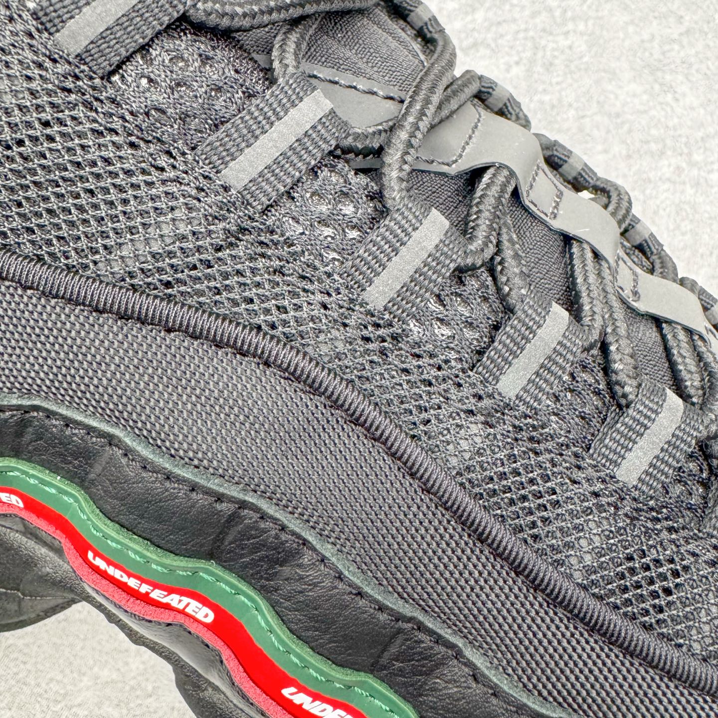 图片[17]-＃GX纯原 UNDEFEATED x NK Air Max 95 舒适耐用跑步鞋 男女同款 UNDF联名黑红 IB4453-001 经典重温 外单专供大厂出品 品质稳定 一百余色 终端操作 鞋款设计灵感源于人体构造 中底设计基于人体的脊柱构造 是整体设计的核心 尼龙孔眼代表了肋骨 而分层式面板和网眼象征着肌肉纤维和肉体组织 Air Max 95采用了两个独立的吹塑成型的Air-Sole单元 并首次在前掌使用可视化气垫设计 Swoosh logo夜当作一个 点符号放在了鞋子的后帮位置 20年的发展让 AIR MAX 95有了不同的故事 20年后再度面向世人的时候 焕然一新的面貌 让人有了另外一种清新脱俗的感觉 尺码：40 40.5 41 42 42.5 43 44 44.5 45 45.5 46 47.5 48.5-选品中心