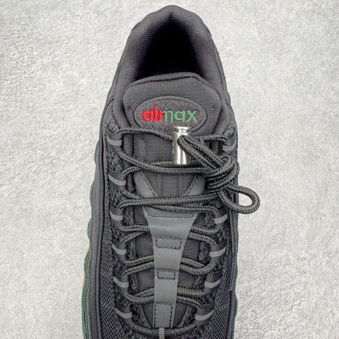 图片[5]-＃GX纯原 UNDEFEATED x NK Air Max 95 舒适耐用跑步鞋 男女同款 UNDF联名黑红 IB4453-001 经典重温 外单专供大厂出品 品质稳定 一百余色 终端操作 鞋款设计灵感源于人体构造 中底设计基于人体的脊柱构造 是整体设计的核心 尼龙孔眼代表了肋骨 而分层式面板和网眼象征着肌肉纤维和肉体组织 Air Max 95采用了两个独立的吹塑成型的Air-Sole单元 并首次在前掌使用可视化气垫设计 Swoosh logo夜当作一个 点符号放在了鞋子的后帮位置 20年的发展让 AIR MAX 95有了不同的故事 20年后再度面向世人的时候 焕然一新的面貌 让人有了另外一种清新脱俗的感觉 尺码：40 40.5 41 42 42.5 43 44 44.5 45 45.5 46 47.5 48.5-选品中心