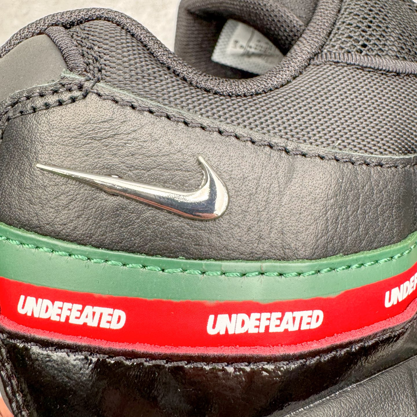 图片[16]-＃GX纯原 UNDEFEATED x NK Air Max 95 舒适耐用跑步鞋 男女同款 UNDF联名黑红 IB4453-001 经典重温 外单专供大厂出品 品质稳定 一百余色 终端操作 鞋款设计灵感源于人体构造 中底设计基于人体的脊柱构造 是整体设计的核心 尼龙孔眼代表了肋骨 而分层式面板和网眼象征着肌肉纤维和肉体组织 Air Max 95采用了两个独立的吹塑成型的Air-Sole单元 并首次在前掌使用可视化气垫设计 Swoosh logo夜当作一个 点符号放在了鞋子的后帮位置 20年的发展让 AIR MAX 95有了不同的故事 20年后再度面向世人的时候 焕然一新的面貌 让人有了另外一种清新脱俗的感觉 尺码：40 40.5 41 42 42.5 43 44 44.5 45 45.5 46 47.5 48.5-选品中心