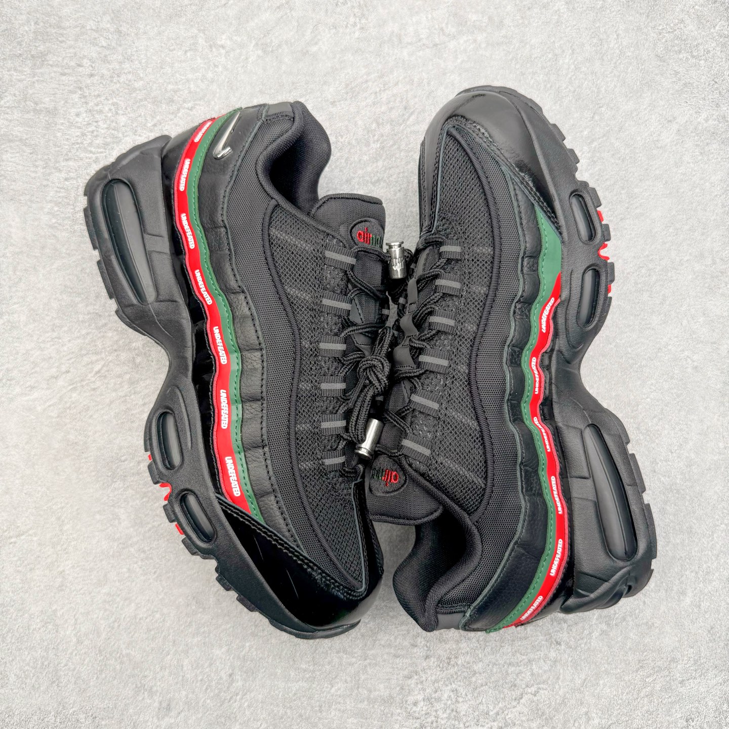 图片[3]-＃GX纯原 UNDEFEATED x NK Air Max 95 舒适耐用跑步鞋 男女同款 UNDF联名黑红 IB4453-001 经典重温 外单专供大厂出品 品质稳定 一百余色 终端操作 鞋款设计灵感源于人体构造 中底设计基于人体的脊柱构造 是整体设计的核心 尼龙孔眼代表了肋骨 而分层式面板和网眼象征着肌肉纤维和肉体组织 Air Max 95采用了两个独立的吹塑成型的Air-Sole单元 并首次在前掌使用可视化气垫设计 Swoosh logo夜当作一个 点符号放在了鞋子的后帮位置 20年的发展让 AIR MAX 95有了不同的故事 20年后再度面向世人的时候 焕然一新的面貌 让人有了另外一种清新脱俗的感觉 尺码：40 40.5 41 42 42.5 43 44 44.5 45 45.5 46 47.5 48.5-选品中心