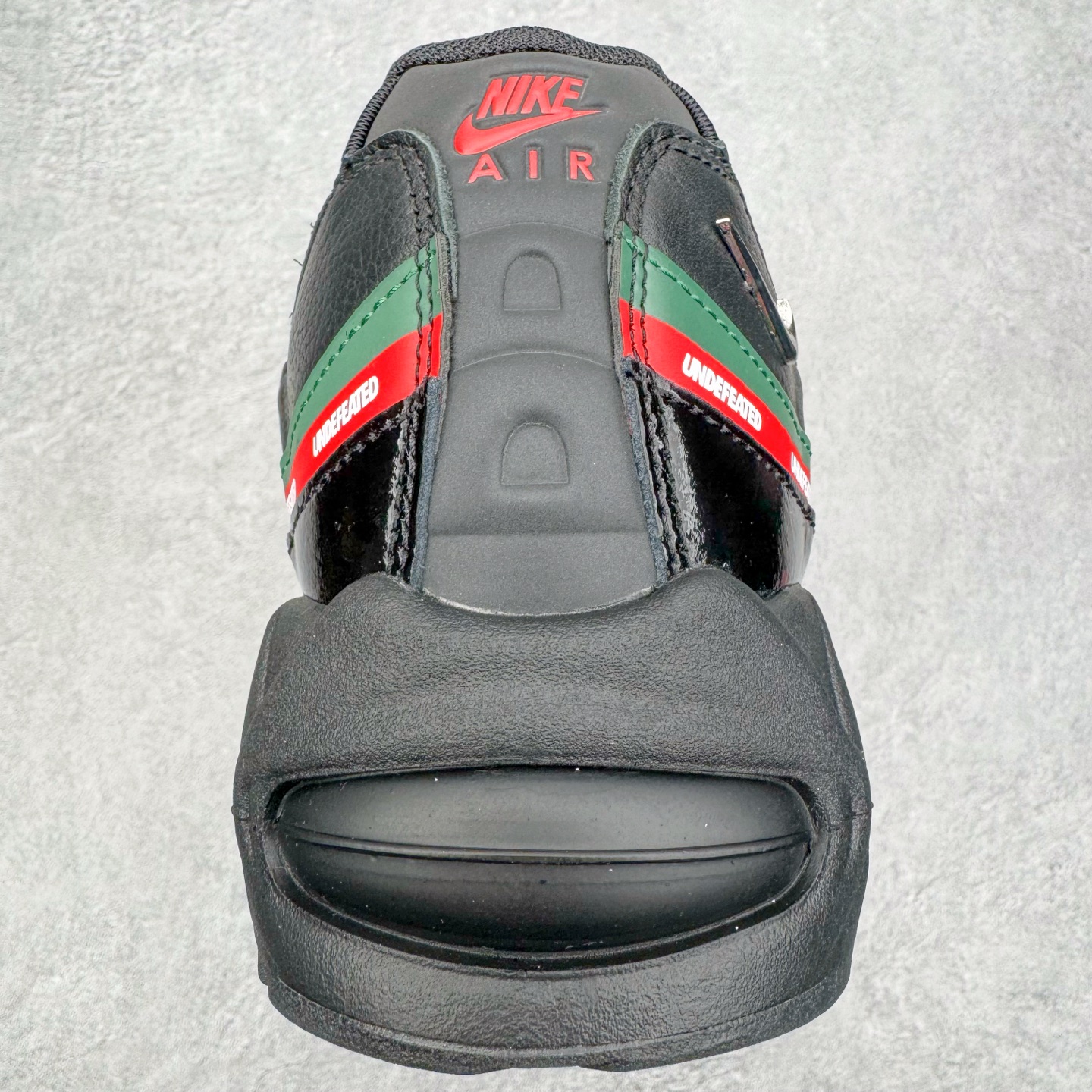 图片[8]-＃GX纯原 UNDEFEATED x NK Air Max 95 舒适耐用跑步鞋 男女同款 UNDF联名黑红 IB4453-001 经典重温 外单专供大厂出品 品质稳定 一百余色 终端操作 鞋款设计灵感源于人体构造 中底设计基于人体的脊柱构造 是整体设计的核心 尼龙孔眼代表了肋骨 而分层式面板和网眼象征着肌肉纤维和肉体组织 Air Max 95采用了两个独立的吹塑成型的Air-Sole单元 并首次在前掌使用可视化气垫设计 Swoosh logo夜当作一个 点符号放在了鞋子的后帮位置 20年的发展让 AIR MAX 95有了不同的故事 20年后再度面向世人的时候 焕然一新的面貌 让人有了另外一种清新脱俗的感觉 尺码：40 40.5 41 42 42.5 43 44 44.5 45 45.5 46 47.5 48.5-选品中心