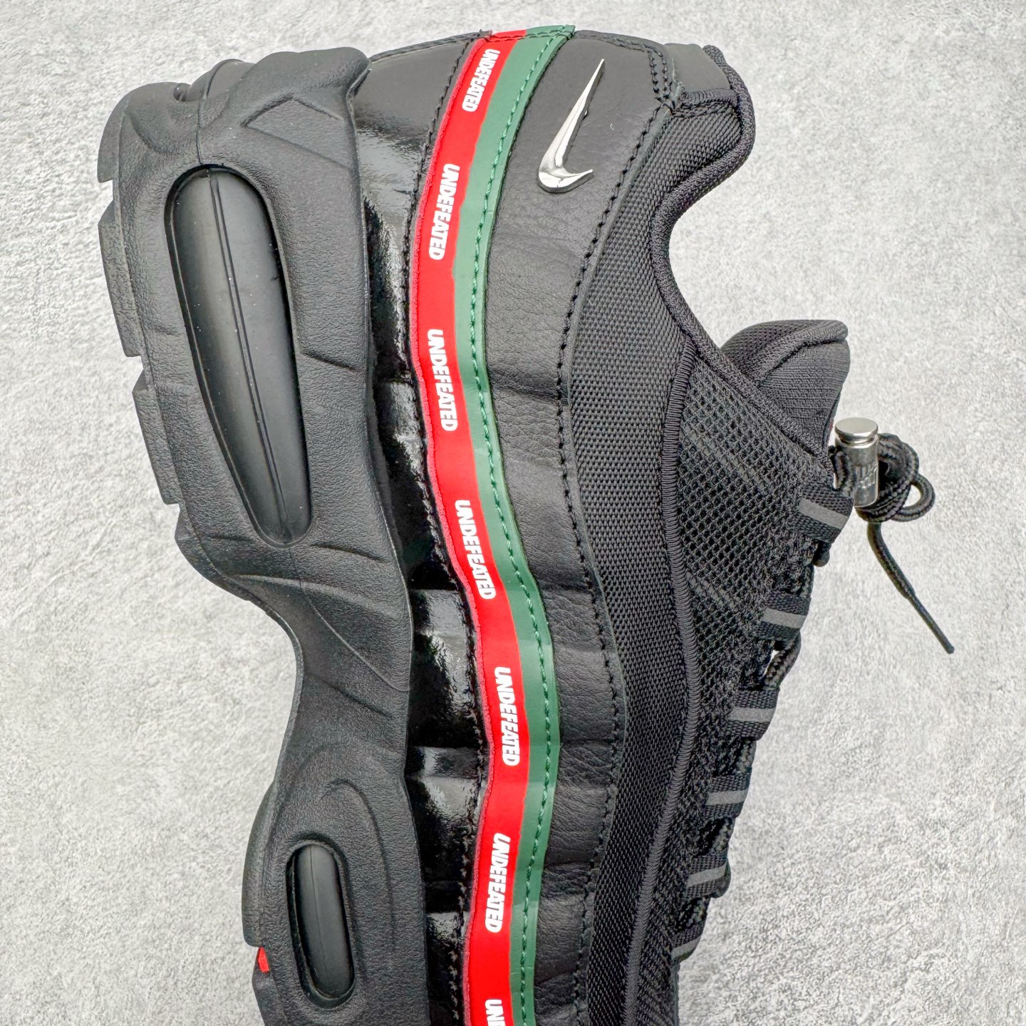 图片[6]-＃GX纯原 UNDEFEATED x NK Air Max 95 舒适耐用跑步鞋 男女同款 UNDF联名黑红 IB4453-001 经典重温 外单专供大厂出品 品质稳定 一百余色 终端操作 鞋款设计灵感源于人体构造 中底设计基于人体的脊柱构造 是整体设计的核心 尼龙孔眼代表了肋骨 而分层式面板和网眼象征着肌肉纤维和肉体组织 Air Max 95采用了两个独立的吹塑成型的Air-Sole单元 并首次在前掌使用可视化气垫设计 Swoosh logo夜当作一个 点符号放在了鞋子的后帮位置 20年的发展让 AIR MAX 95有了不同的故事 20年后再度面向世人的时候 焕然一新的面貌 让人有了另外一种清新脱俗的感觉 尺码：40 40.5 41 42 42.5 43 44 44.5 45 45.5 46 47.5 48.5-选品中心