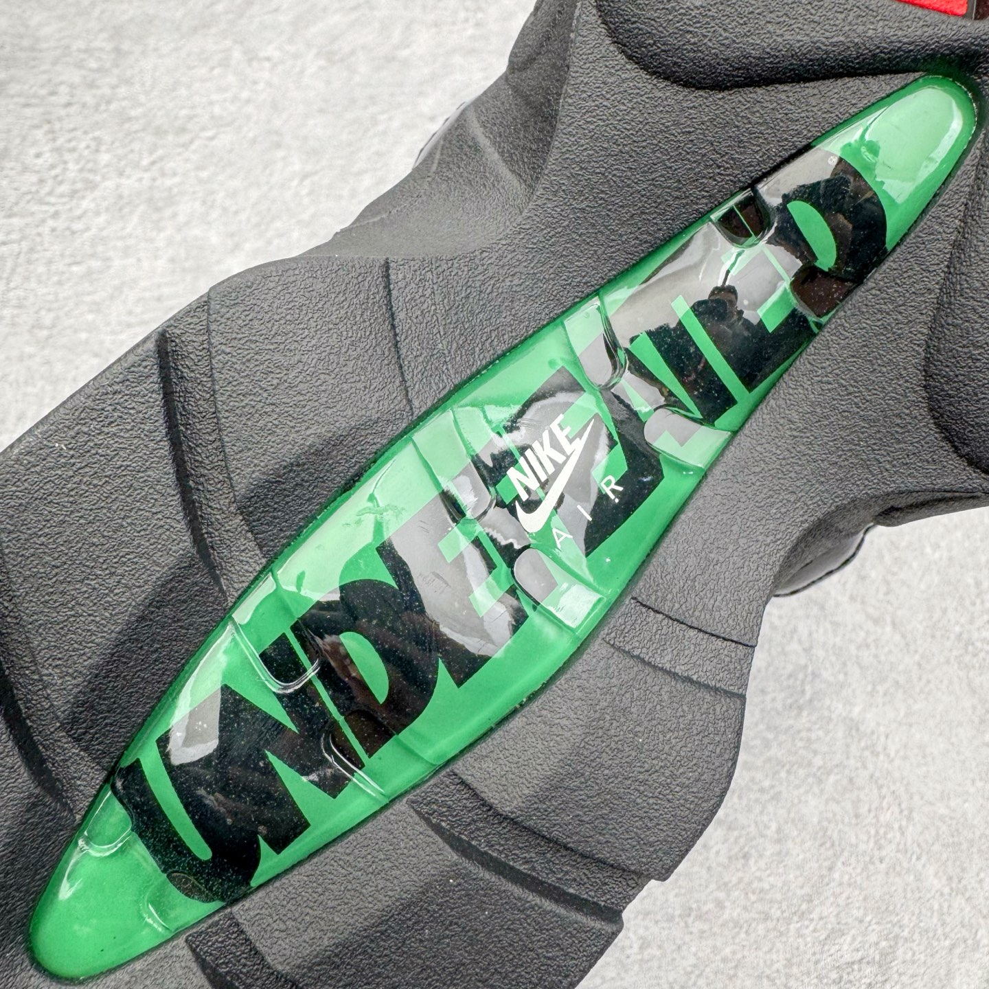 图片[13]-＃GX纯原 UNDEFEATED x NK Air Max 95 舒适耐用跑步鞋 男女同款 UNDF联名黑红 IB4453-001 经典重温 外单专供大厂出品 品质稳定 一百余色 终端操作 鞋款设计灵感源于人体构造 中底设计基于人体的脊柱构造 是整体设计的核心 尼龙孔眼代表了肋骨 而分层式面板和网眼象征着肌肉纤维和肉体组织 Air Max 95采用了两个独立的吹塑成型的Air-Sole单元 并首次在前掌使用可视化气垫设计 Swoosh logo夜当作一个 点符号放在了鞋子的后帮位置 20年的发展让 AIR MAX 95有了不同的故事 20年后再度面向世人的时候 焕然一新的面貌 让人有了另外一种清新脱俗的感觉 尺码：40 40.5 41 42 42.5 43 44 44.5 45 45.5 46 47.5 48.5-选品中心