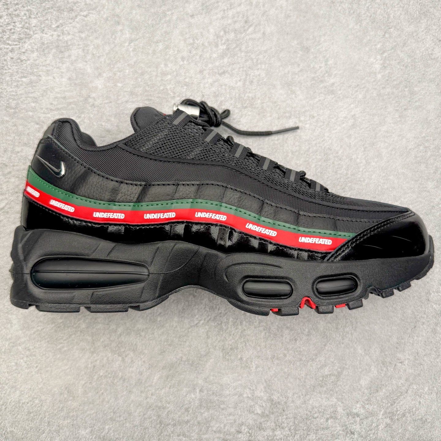 ＃GX纯原 UNDEFEATED x NK Air Max 95 舒适耐用跑步鞋 男女同款 UNDF联名黑红 IB4453-001 经典重温 外单专供大厂出品 品质稳定 一百余色 终端操作 鞋款设计灵感源于人体构造 中底设计基于人体的脊柱构造 是整体设计的核心 尼龙孔眼代表了肋骨 而分层式面板和网眼象征着肌肉纤维和肉体组织 Air Max 95采用了两个独立的吹塑成型的Air-Sole单元 并首次在前掌使用可视化气垫设计 Swoosh logo夜当作一个 点符号放在了鞋子的后帮位置 20年的发展让 AIR MAX 95有了不同的故事 20年后再度面向世人的时候 焕然一新的面貌 让人有了另外一种清新脱俗的感觉 尺码：40 40.5 41 42 42.5 43 44 44.5 45 45.5 46 47.5 48.5-选品中心