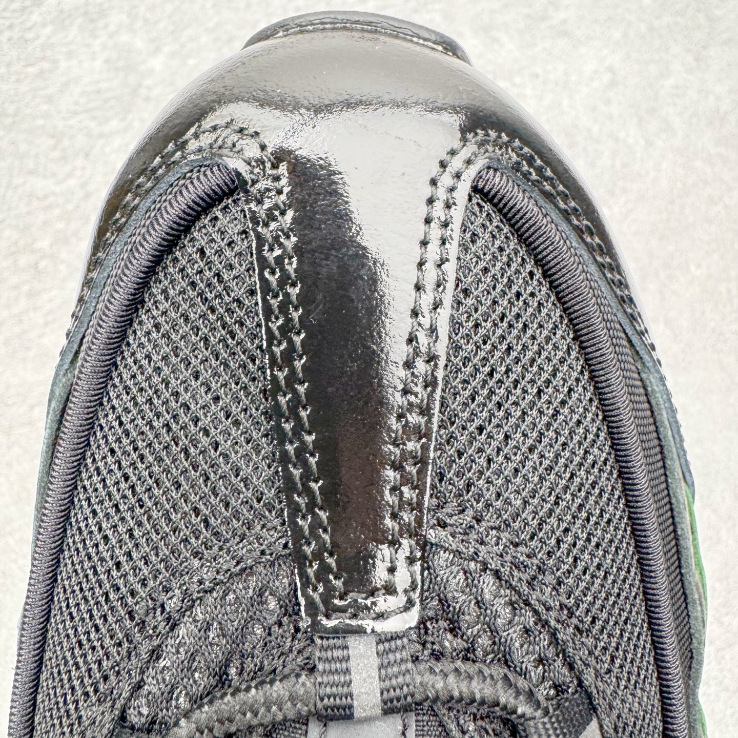 图片[18]-＃GX纯原 UNDEFEATED x NK Air Max 95 舒适耐用跑步鞋 男女同款 UNDF联名黑红 IB4453-001 经典重温 外单专供大厂出品 品质稳定 一百余色 终端操作 鞋款设计灵感源于人体构造 中底设计基于人体的脊柱构造 是整体设计的核心 尼龙孔眼代表了肋骨 而分层式面板和网眼象征着肌肉纤维和肉体组织 Air Max 95采用了两个独立的吹塑成型的Air-Sole单元 并首次在前掌使用可视化气垫设计 Swoosh logo夜当作一个 点符号放在了鞋子的后帮位置 20年的发展让 AIR MAX 95有了不同的故事 20年后再度面向世人的时候 焕然一新的面貌 让人有了另外一种清新脱俗的感觉 尺码：40 40.5 41 42 42.5 43 44 44.5 45 45.5 46 47.5 48.5-选品中心