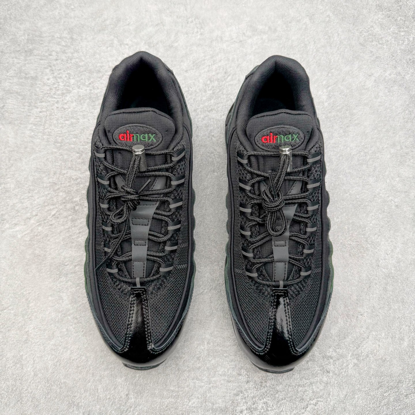 图片[2]-＃GX纯原 UNDEFEATED x NK Air Max 95 舒适耐用跑步鞋 男女同款 UNDF联名黑红 IB4453-001 经典重温 外单专供大厂出品 品质稳定 一百余色 终端操作 鞋款设计灵感源于人体构造 中底设计基于人体的脊柱构造 是整体设计的核心 尼龙孔眼代表了肋骨 而分层式面板和网眼象征着肌肉纤维和肉体组织 Air Max 95采用了两个独立的吹塑成型的Air-Sole单元 并首次在前掌使用可视化气垫设计 Swoosh logo夜当作一个 点符号放在了鞋子的后帮位置 20年的发展让 AIR MAX 95有了不同的故事 20年后再度面向世人的时候 焕然一新的面貌 让人有了另外一种清新脱俗的感觉 尺码：40 40.5 41 42 42.5 43 44 44.5 45 45.5 46 47.5 48.5-选品中心