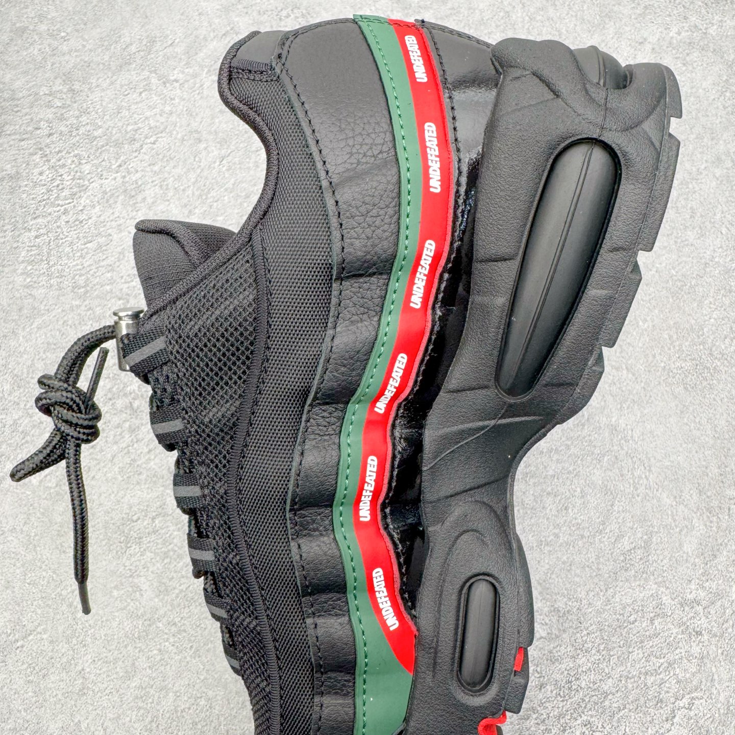 图片[7]-＃GX纯原 UNDEFEATED x NK Air Max 95 舒适耐用跑步鞋 男女同款 UNDF联名黑红 IB4453-001 经典重温 外单专供大厂出品 品质稳定 一百余色 终端操作 鞋款设计灵感源于人体构造 中底设计基于人体的脊柱构造 是整体设计的核心 尼龙孔眼代表了肋骨 而分层式面板和网眼象征着肌肉纤维和肉体组织 Air Max 95采用了两个独立的吹塑成型的Air-Sole单元 并首次在前掌使用可视化气垫设计 Swoosh logo夜当作一个 点符号放在了鞋子的后帮位置 20年的发展让 AIR MAX 95有了不同的故事 20年后再度面向世人的时候 焕然一新的面貌 让人有了另外一种清新脱俗的感觉 尺码：40 40.5 41 42 42.5 43 44 44.5 45 45.5 46 47.5 48.5-选品中心