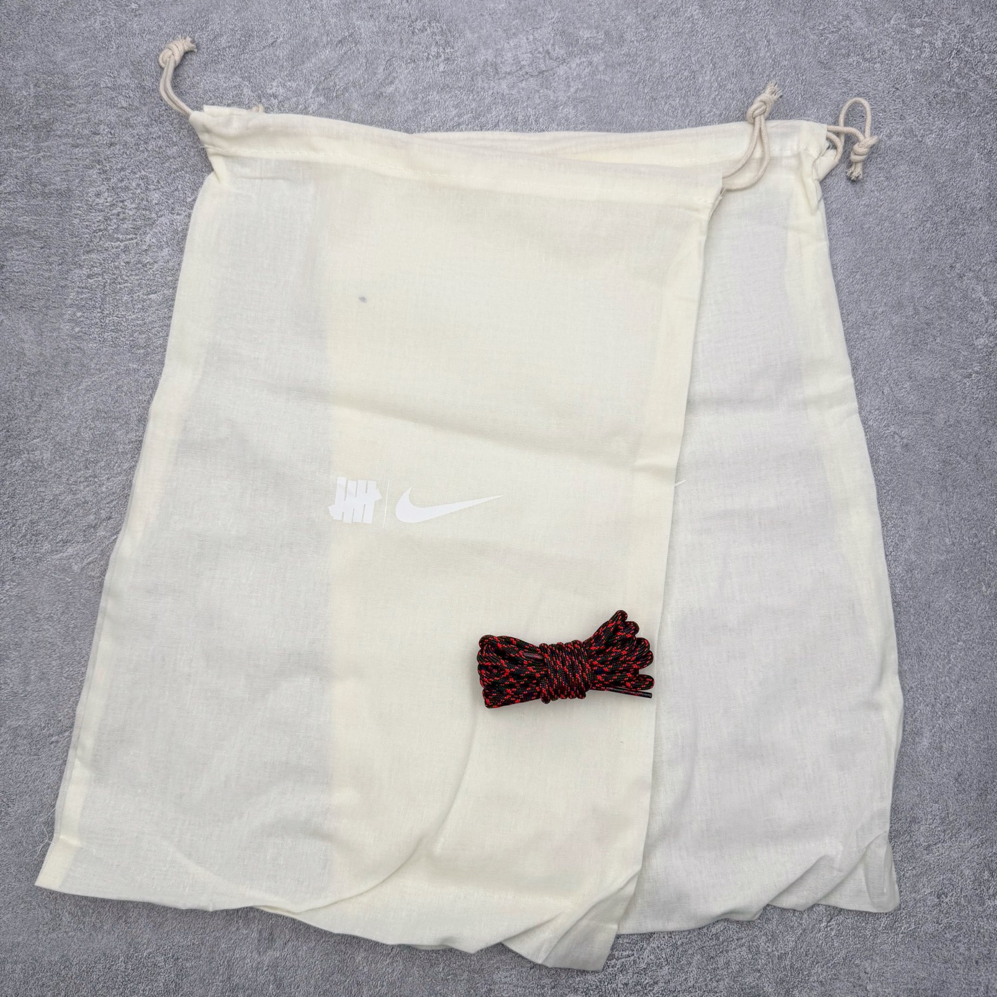 图片[10]-＃GX纯原 UNDEFEATED x NK Air Max 95 舒适耐用跑步鞋 男女同款 UNDF联名黑红 IB4453-001 经典重温 外单专供大厂出品 品质稳定 一百余色 终端操作 鞋款设计灵感源于人体构造 中底设计基于人体的脊柱构造 是整体设计的核心 尼龙孔眼代表了肋骨 而分层式面板和网眼象征着肌肉纤维和肉体组织 Air Max 95采用了两个独立的吹塑成型的Air-Sole单元 并首次在前掌使用可视化气垫设计 Swoosh logo夜当作一个 点符号放在了鞋子的后帮位置 20年的发展让 AIR MAX 95有了不同的故事 20年后再度面向世人的时候 焕然一新的面貌 让人有了另外一种清新脱俗的感觉 尺码：40 40.5 41 42 42.5 43 44 44.5 45 45.5 46 47.5 48.5-选品中心