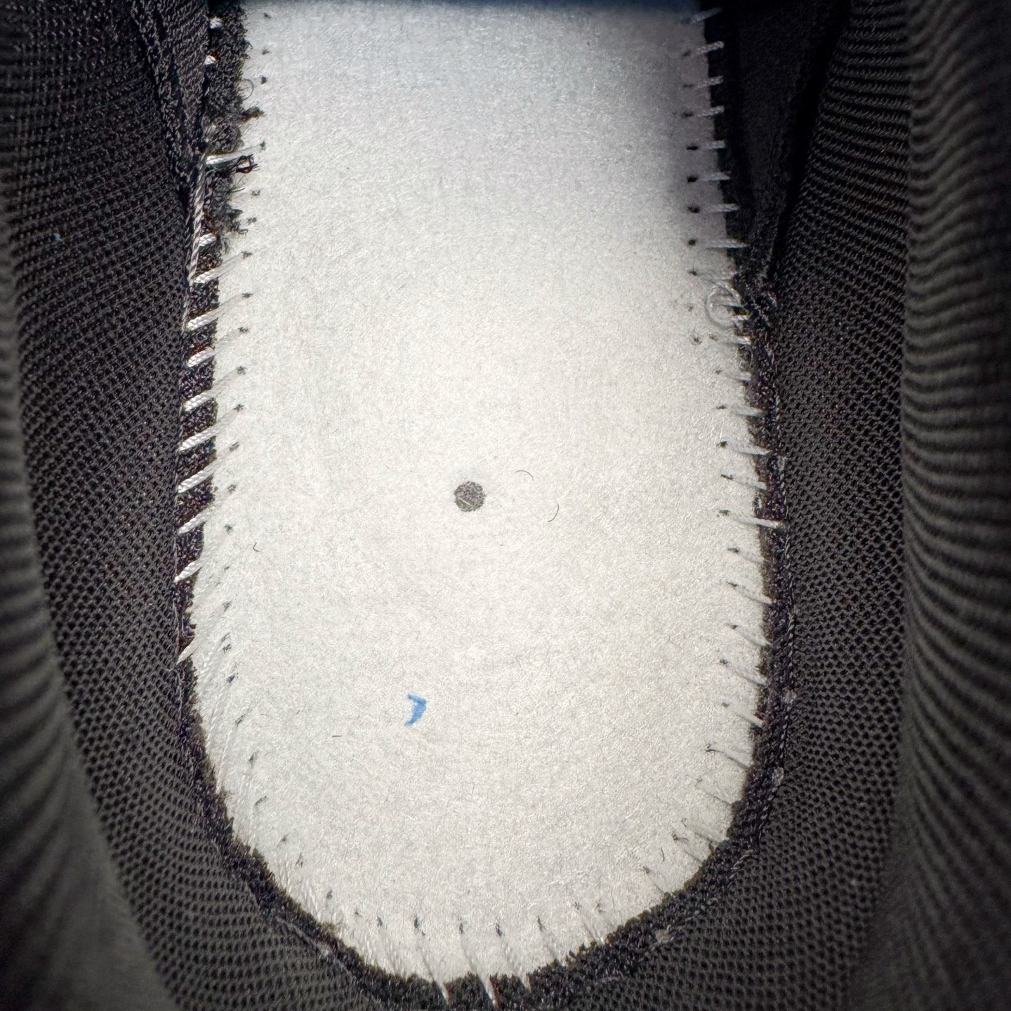 图片[21]-＃GX纯原 UNDEFEATED x NK Air Max 95 舒适耐用跑步鞋 男女同款 UNDF联名黑红 IB4453-001 经典重温 外单专供大厂出品 品质稳定 一百余色 终端操作 鞋款设计灵感源于人体构造 中底设计基于人体的脊柱构造 是整体设计的核心 尼龙孔眼代表了肋骨 而分层式面板和网眼象征着肌肉纤维和肉体组织 Air Max 95采用了两个独立的吹塑成型的Air-Sole单元 并首次在前掌使用可视化气垫设计 Swoosh logo夜当作一个 点符号放在了鞋子的后帮位置 20年的发展让 AIR MAX 95有了不同的故事 20年后再度面向世人的时候 焕然一新的面貌 让人有了另外一种清新脱俗的感觉 尺码：40 40.5 41 42 42.5 43 44 44.5 45 45.5 46 47.5 48.5-选品中心