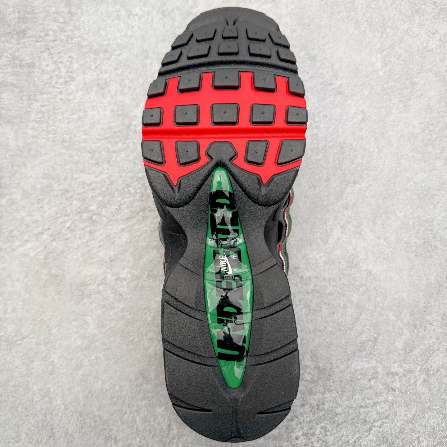 图片[9]-＃GX纯原 UNDEFEATED x NK Air Max 95 舒适耐用跑步鞋 男女同款 UNDF联名黑红 IB4453-001 经典重温 外单专供大厂出品 品质稳定 一百余色 终端操作 鞋款设计灵感源于人体构造 中底设计基于人体的脊柱构造 是整体设计的核心 尼龙孔眼代表了肋骨 而分层式面板和网眼象征着肌肉纤维和肉体组织 Air Max 95采用了两个独立的吹塑成型的Air-Sole单元 并首次在前掌使用可视化气垫设计 Swoosh logo夜当作一个 点符号放在了鞋子的后帮位置 20年的发展让 AIR MAX 95有了不同的故事 20年后再度面向世人的时候 焕然一新的面貌 让人有了另外一种清新脱俗的感觉 尺码：40 40.5 41 42 42.5 43 44 44.5 45 45.5 46 47.5 48.5-选品中心