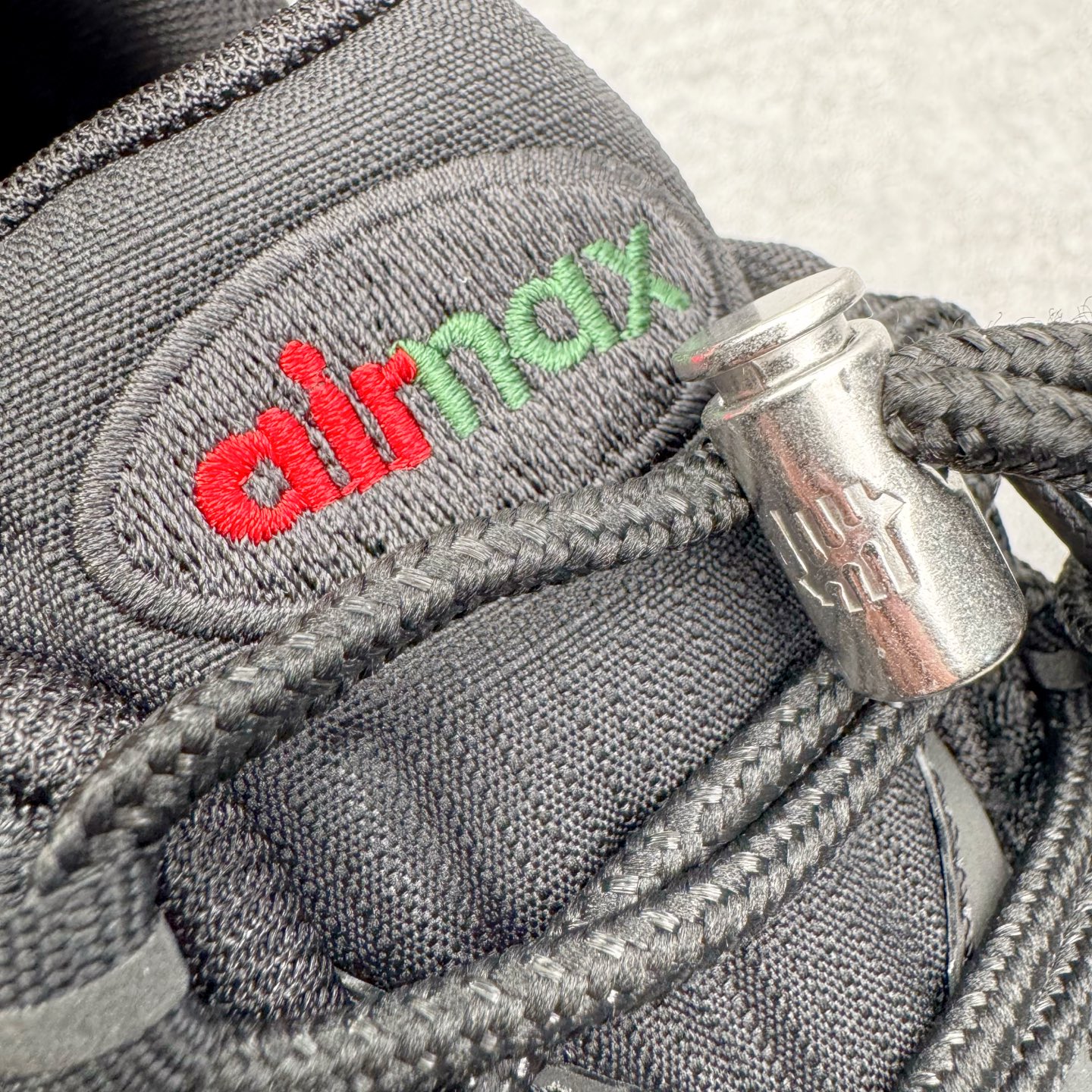 图片[19]-＃GX纯原 UNDEFEATED x NK Air Max 95 舒适耐用跑步鞋 男女同款 UNDF联名黑红 IB4453-001 经典重温 外单专供大厂出品 品质稳定 一百余色 终端操作 鞋款设计灵感源于人体构造 中底设计基于人体的脊柱构造 是整体设计的核心 尼龙孔眼代表了肋骨 而分层式面板和网眼象征着肌肉纤维和肉体组织 Air Max 95采用了两个独立的吹塑成型的Air-Sole单元 并首次在前掌使用可视化气垫设计 Swoosh logo夜当作一个 点符号放在了鞋子的后帮位置 20年的发展让 AIR MAX 95有了不同的故事 20年后再度面向世人的时候 焕然一新的面貌 让人有了另外一种清新脱俗的感觉 尺码：40 40.5 41 42 42.5 43 44 44.5 45 45.5 46 47.5 48.5-选品中心