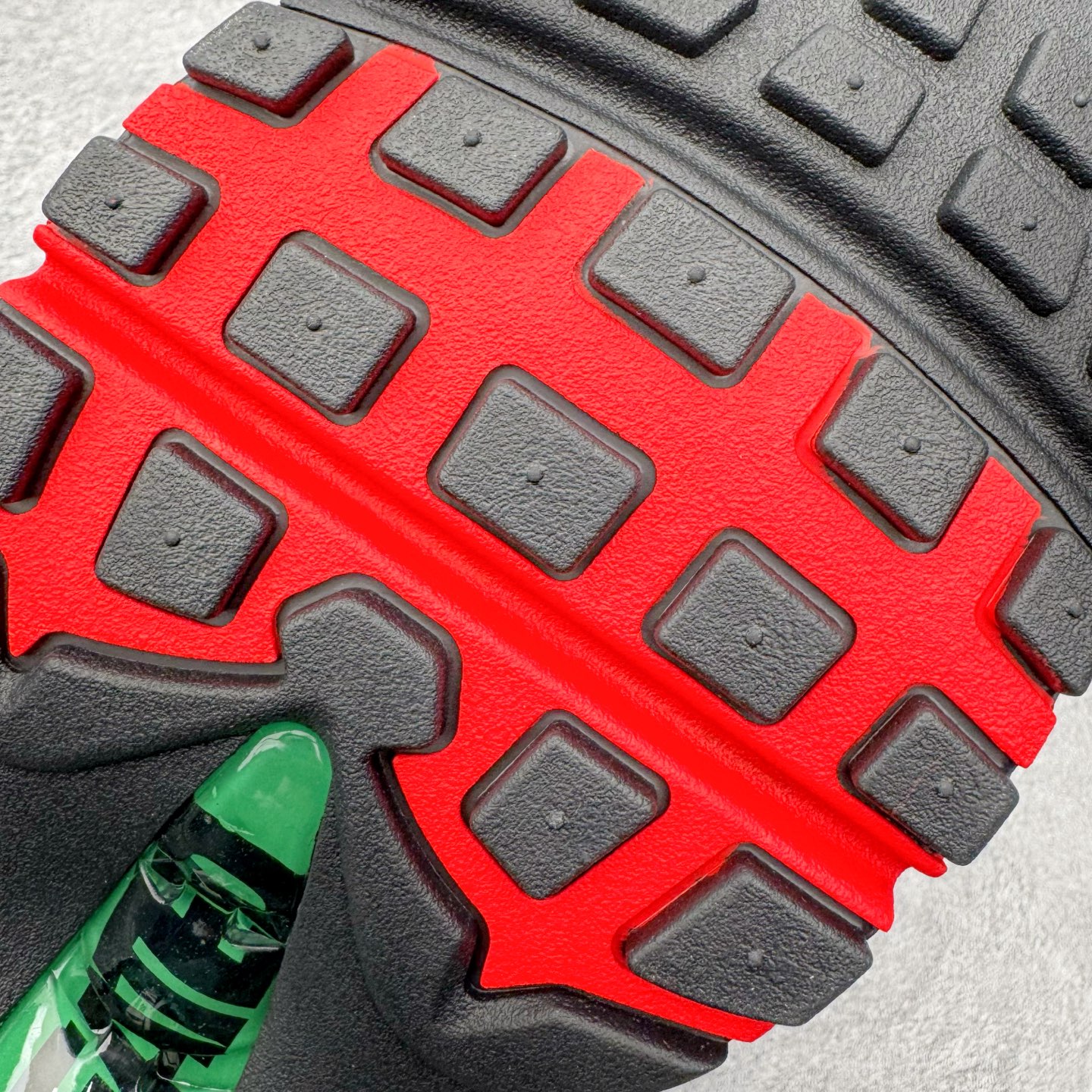 图片[14]-＃GX纯原 UNDEFEATED x NK Air Max 95 舒适耐用跑步鞋 男女同款 UNDF联名黑红 IB4453-001 经典重温 外单专供大厂出品 品质稳定 一百余色 终端操作 鞋款设计灵感源于人体构造 中底设计基于人体的脊柱构造 是整体设计的核心 尼龙孔眼代表了肋骨 而分层式面板和网眼象征着肌肉纤维和肉体组织 Air Max 95采用了两个独立的吹塑成型的Air-Sole单元 并首次在前掌使用可视化气垫设计 Swoosh logo夜当作一个 点符号放在了鞋子的后帮位置 20年的发展让 AIR MAX 95有了不同的故事 20年后再度面向世人的时候 焕然一新的面貌 让人有了另外一种清新脱俗的感觉 尺码：40 40.5 41 42 42.5 43 44 44.5 45 45.5 46 47.5 48.5-选品中心