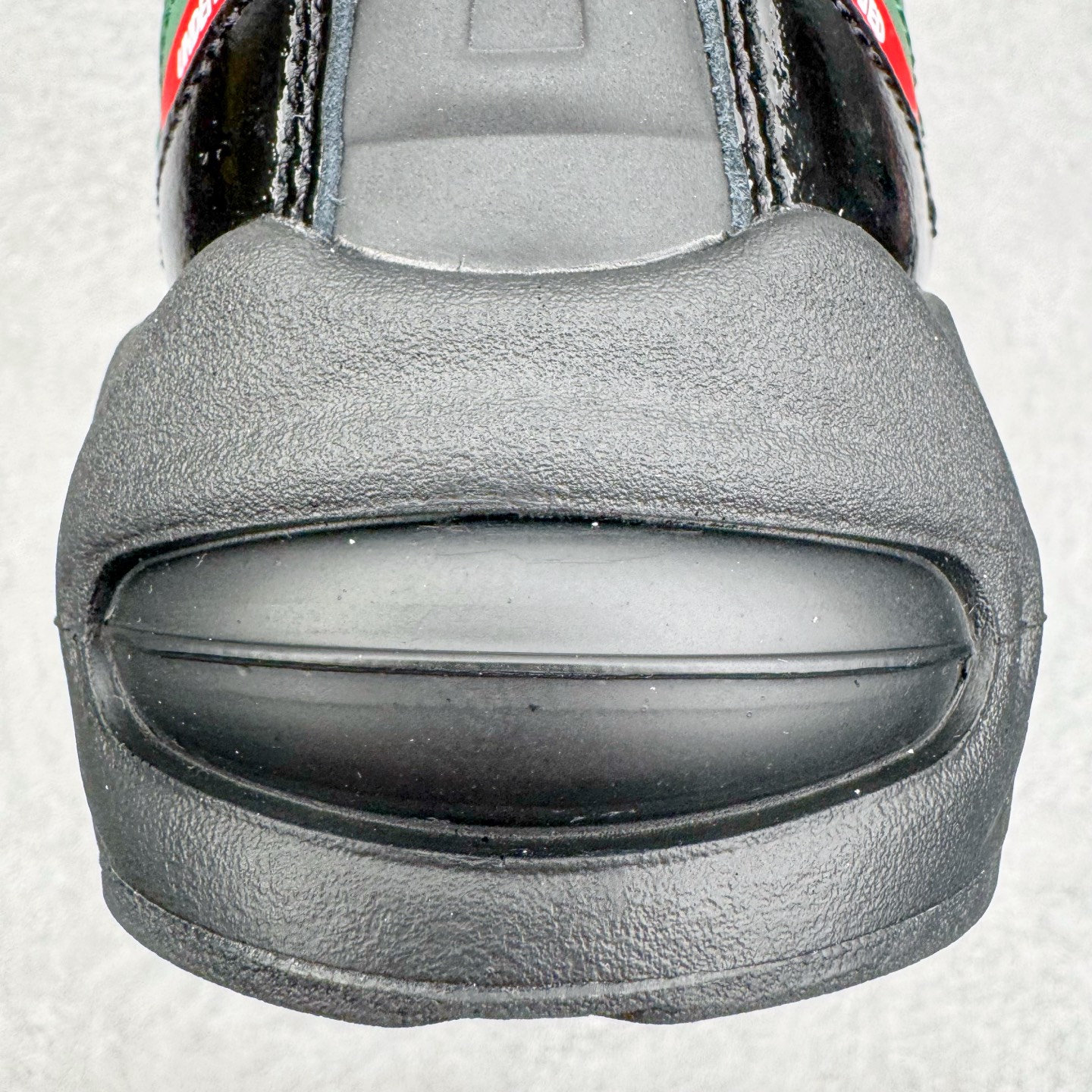 图片[11]-＃GX纯原 UNDEFEATED x NK Air Max 95 舒适耐用跑步鞋 男女同款 UNDF联名黑红 IB4453-001 经典重温 外单专供大厂出品 品质稳定 一百余色 终端操作 鞋款设计灵感源于人体构造 中底设计基于人体的脊柱构造 是整体设计的核心 尼龙孔眼代表了肋骨 而分层式面板和网眼象征着肌肉纤维和肉体组织 Air Max 95采用了两个独立的吹塑成型的Air-Sole单元 并首次在前掌使用可视化气垫设计 Swoosh logo夜当作一个 点符号放在了鞋子的后帮位置 20年的发展让 AIR MAX 95有了不同的故事 20年后再度面向世人的时候 焕然一新的面貌 让人有了另外一种清新脱俗的感觉 尺码：40 40.5 41 42 42.5 43 44 44.5 45 45.5 46 47.5 48.5-选品中心