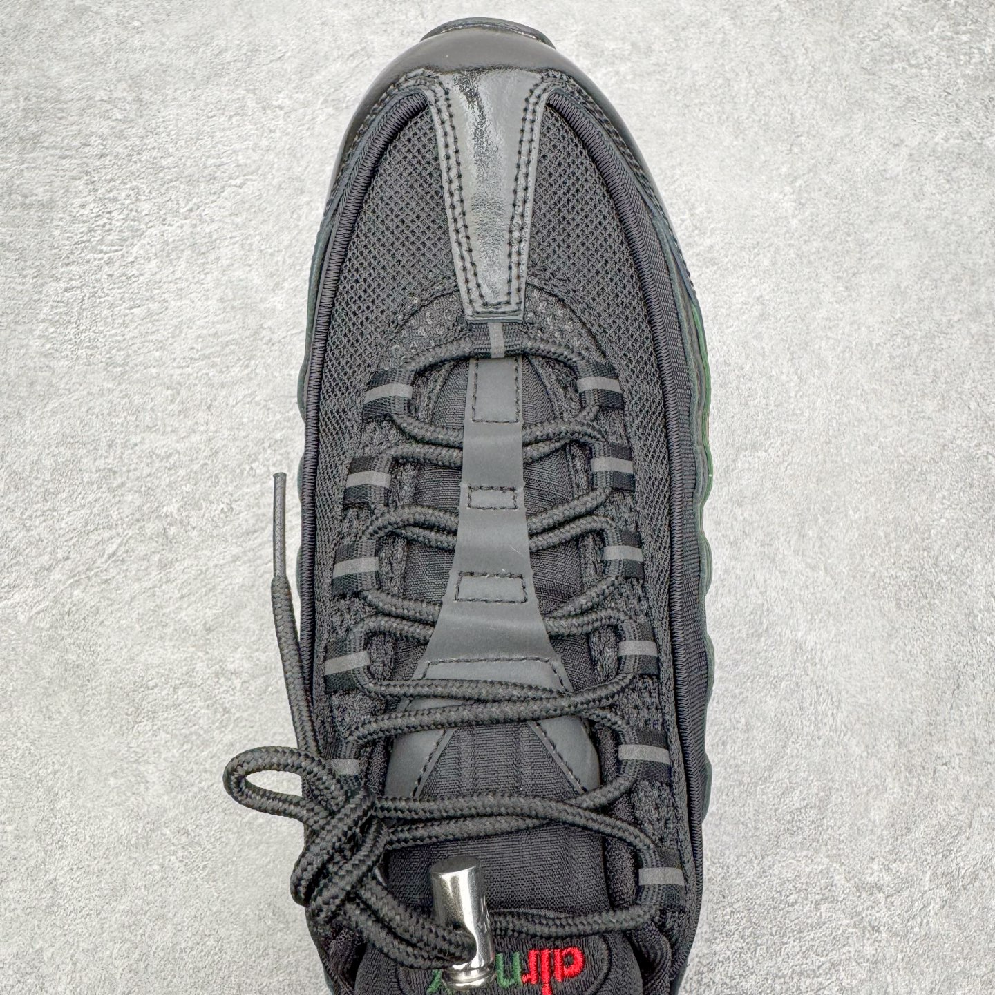 图片[4]-＃GX纯原 UNDEFEATED x NK Air Max 95 舒适耐用跑步鞋 男女同款 UNDF联名黑红 IB4453-001 经典重温 外单专供大厂出品 品质稳定 一百余色 终端操作 鞋款设计灵感源于人体构造 中底设计基于人体的脊柱构造 是整体设计的核心 尼龙孔眼代表了肋骨 而分层式面板和网眼象征着肌肉纤维和肉体组织 Air Max 95采用了两个独立的吹塑成型的Air-Sole单元 并首次在前掌使用可视化气垫设计 Swoosh logo夜当作一个 点符号放在了鞋子的后帮位置 20年的发展让 AIR MAX 95有了不同的故事 20年后再度面向世人的时候 焕然一新的面貌 让人有了另外一种清新脱俗的感觉 尺码：40 40.5 41 42 42.5 43 44 44.5 45 45.5 46 47.5 48.5-选品中心