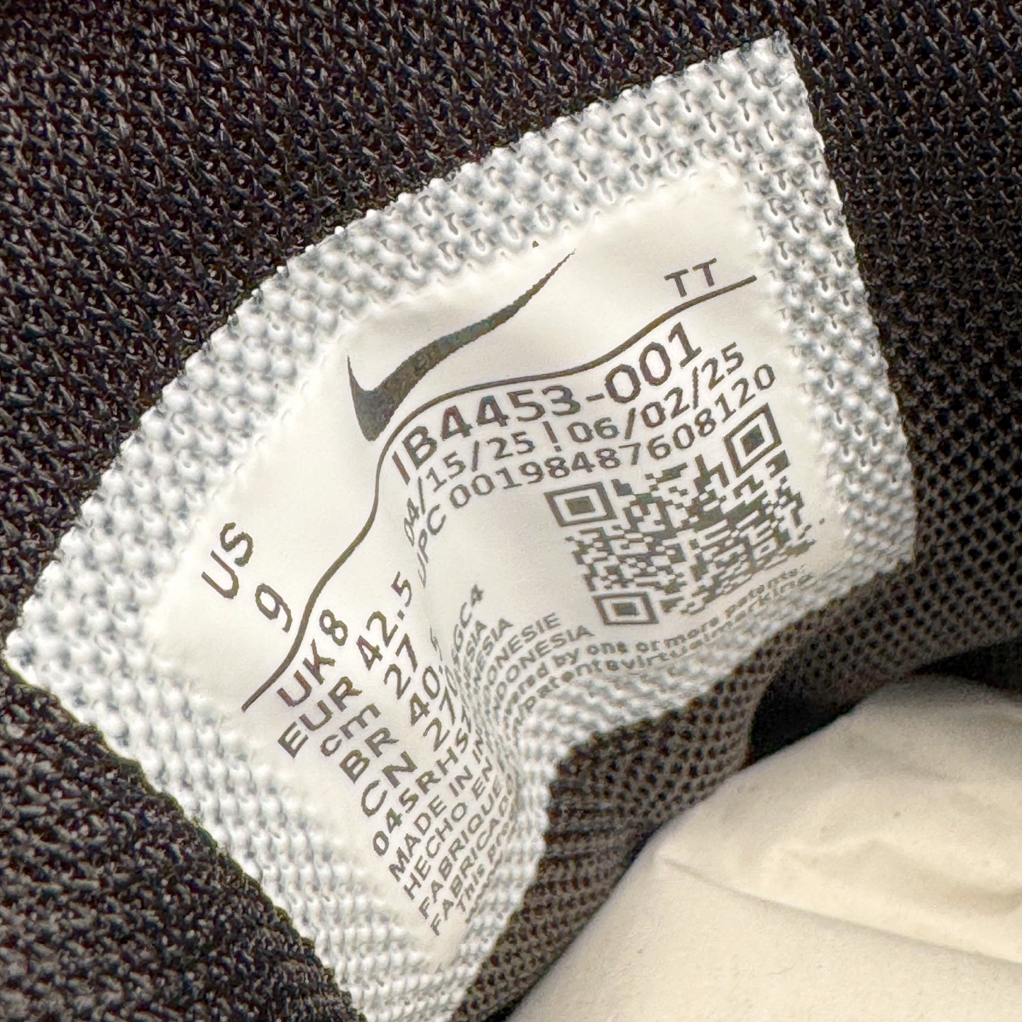 图片[22]-＃GX纯原 UNDEFEATED x NK Air Max 95 舒适耐用跑步鞋 男女同款 UNDF联名黑红 IB4453-001 经典重温 外单专供大厂出品 品质稳定 一百余色 终端操作 鞋款设计灵感源于人体构造 中底设计基于人体的脊柱构造 是整体设计的核心 尼龙孔眼代表了肋骨 而分层式面板和网眼象征着肌肉纤维和肉体组织 Air Max 95采用了两个独立的吹塑成型的Air-Sole单元 并首次在前掌使用可视化气垫设计 Swoosh logo夜当作一个 点符号放在了鞋子的后帮位置 20年的发展让 AIR MAX 95有了不同的故事 20年后再度面向世人的时候 焕然一新的面貌 让人有了另外一种清新脱俗的感觉 尺码：40 40.5 41 42 42.5 43 44 44.5 45 45.5 46 47.5 48.5-选品中心