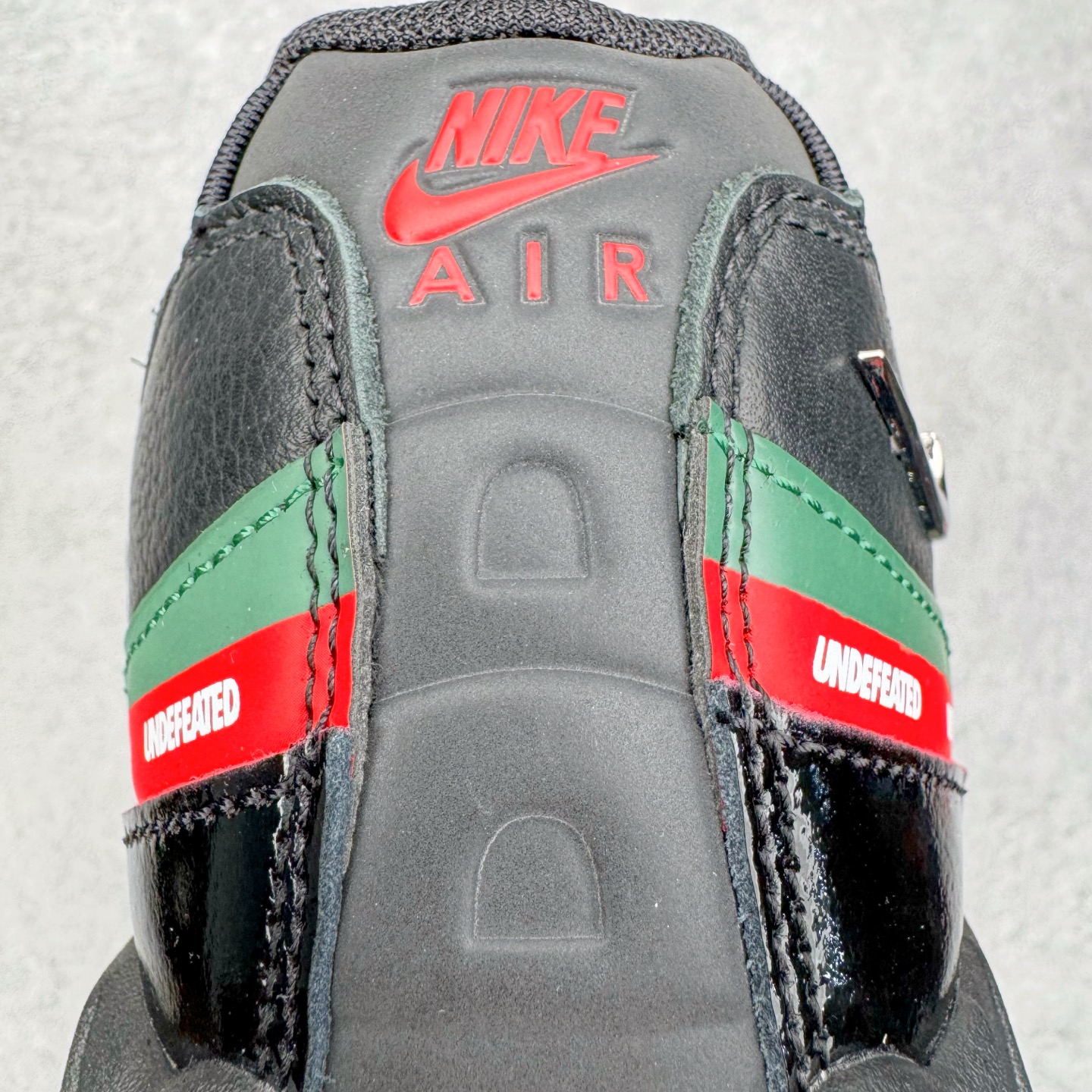 图片[12]-＃GX纯原 UNDEFEATED x NK Air Max 95 舒适耐用跑步鞋 男女同款 UNDF联名黑红 IB4453-001 经典重温 外单专供大厂出品 品质稳定 一百余色 终端操作 鞋款设计灵感源于人体构造 中底设计基于人体的脊柱构造 是整体设计的核心 尼龙孔眼代表了肋骨 而分层式面板和网眼象征着肌肉纤维和肉体组织 Air Max 95采用了两个独立的吹塑成型的Air-Sole单元 并首次在前掌使用可视化气垫设计 Swoosh logo夜当作一个 点符号放在了鞋子的后帮位置 20年的发展让 AIR MAX 95有了不同的故事 20年后再度面向世人的时候 焕然一新的面貌 让人有了另外一种清新脱俗的感觉 尺码：40 40.5 41 42 42.5 43 44 44.5 45 45.5 46 47.5 48.5-选品中心