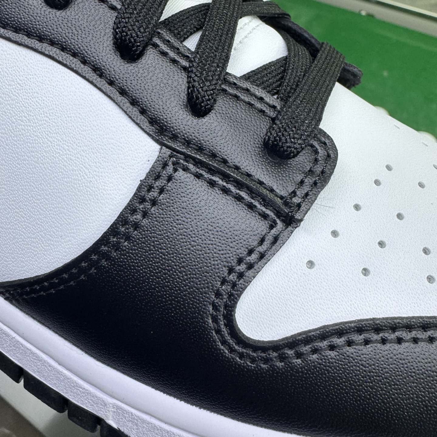 图片[12]-＃G版纯原福利 NK Dunk Low Retro 黑白熊猫 DD1391-100/DD1503-101 毫无疑问市场中端王者 口碑大厂出品 品控大底版型不断改良更新 全套原纸板楦头开发 确保原汁原味 完美呈现DUNK版型 一比一鞋头弧度高度鞋身弧度 此版本只针对中端市场 皮料材质有所更替 其他数据细节工艺流程均保持一致 绝不口嗨 细节品控鞋型随意对比 独家私模官方第六代原厂航空铝磨具打磨大底 鞋头坡度极致还原 无解鞋型 原盒原配 圈内天花板工艺 原厂玻璃冲刀 超高清洁度 全鞋零毛边皮料切割 原厂中底布点胶 中底布拉帮走线遵循公司 尺码：35.5 36 36.5 37.5 38 38.5 39 40 40.5 41 42 42.5 43 44 44.5 45 46 47.5-选品中心