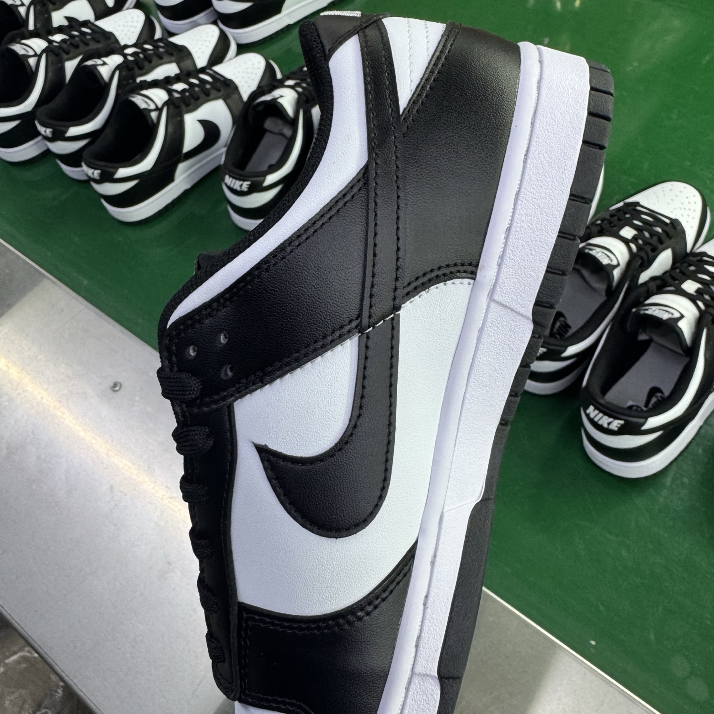 图片[8]-＃G版纯原福利 NK Dunk Low Retro 黑白熊猫 DD1391-100/DD1503-101 毫无疑问市场中端王者 口碑大厂出品 品控大底版型不断改良更新 全套原纸板楦头开发 确保原汁原味 完美呈现DUNK版型 一比一鞋头弧度高度鞋身弧度 此版本只针对中端市场 皮料材质有所更替 其他数据细节工艺流程均保持一致 绝不口嗨 细节品控鞋型随意对比 独家私模官方第六代原厂航空铝磨具打磨大底 鞋头坡度极致还原 无解鞋型 原盒原配 圈内天花板工艺 原厂玻璃冲刀 超高清洁度 全鞋零毛边皮料切割 原厂中底布点胶 中底布拉帮走线遵循公司 尺码：35.5 36 36.5 37.5 38 38.5 39 40 40.5 41 42 42.5 43 44 44.5 45 46 47.5-选品中心