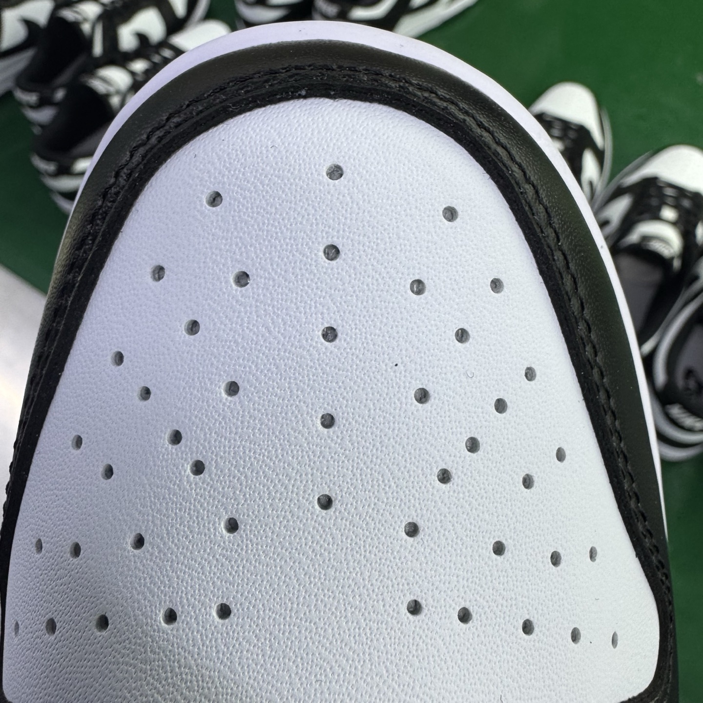 图片[11]-＃G版纯原福利 NK Dunk Low Retro 黑白熊猫 DD1391-100/DD1503-101 毫无疑问市场中端王者 口碑大厂出品 品控大底版型不断改良更新 全套原纸板楦头开发 确保原汁原味 完美呈现DUNK版型 一比一鞋头弧度高度鞋身弧度 此版本只针对中端市场 皮料材质有所更替 其他数据细节工艺流程均保持一致 绝不口嗨 细节品控鞋型随意对比 独家私模官方第六代原厂航空铝磨具打磨大底 鞋头坡度极致还原 无解鞋型 原盒原配 圈内天花板工艺 原厂玻璃冲刀 超高清洁度 全鞋零毛边皮料切割 原厂中底布点胶 中底布拉帮走线遵循公司 尺码：35.5 36 36.5 37.5 38 38.5 39 40 40.5 41 42 42.5 43 44 44.5 45 46 47.5-选品中心